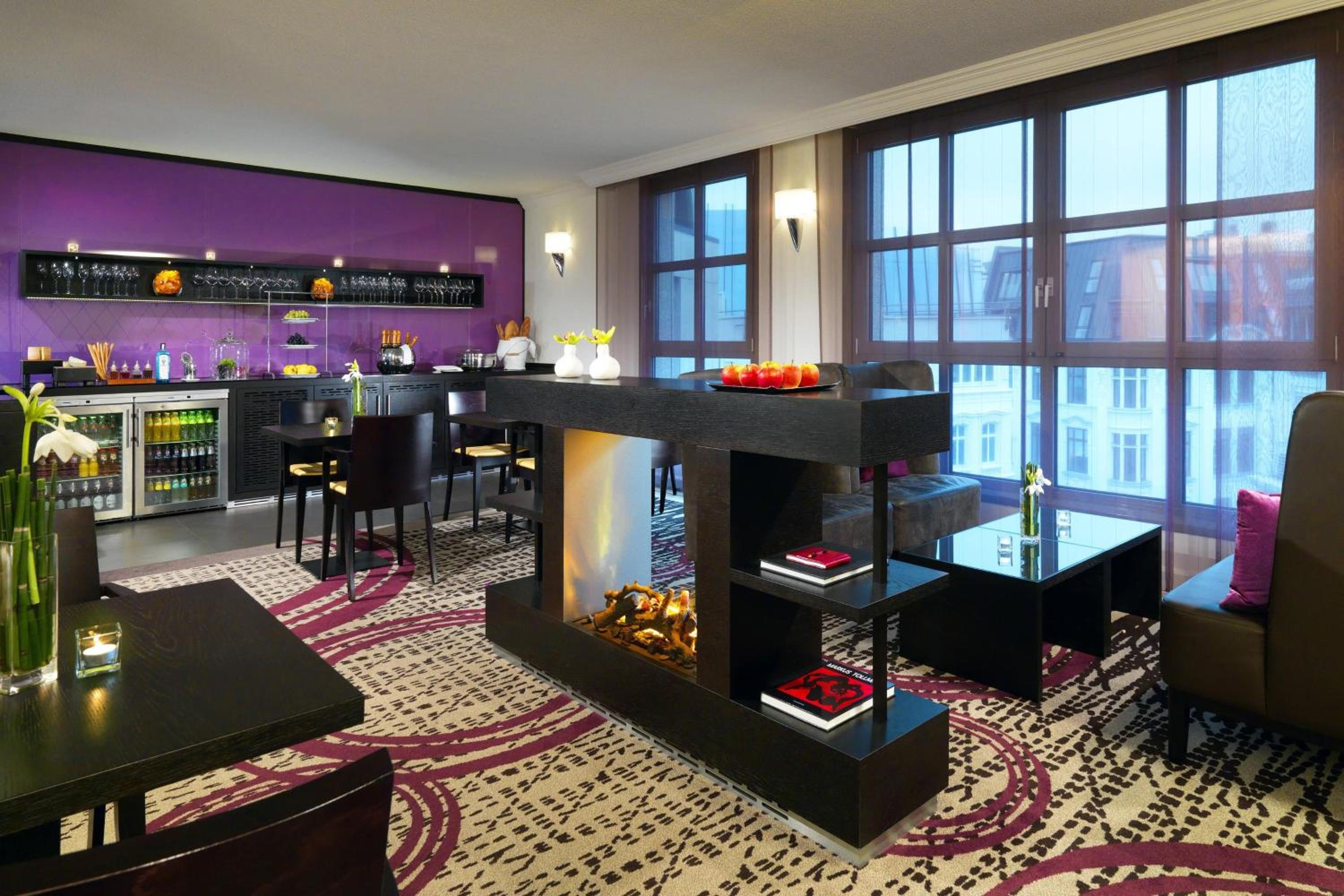 Executive King Room with Lounge Access thumbnail 6