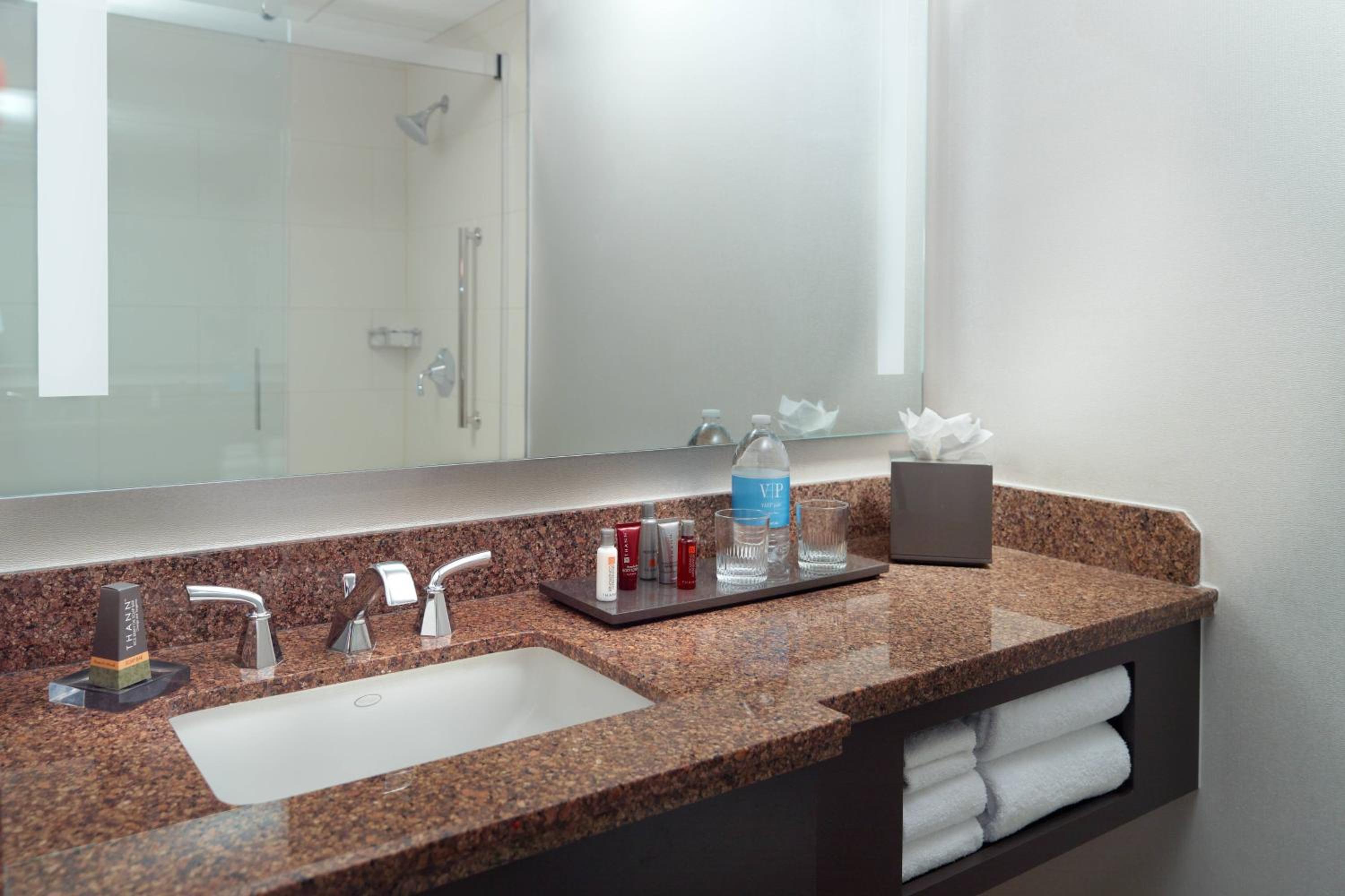 King Room with Adapted Tub - Mobility and Hearing Accessible photo 2