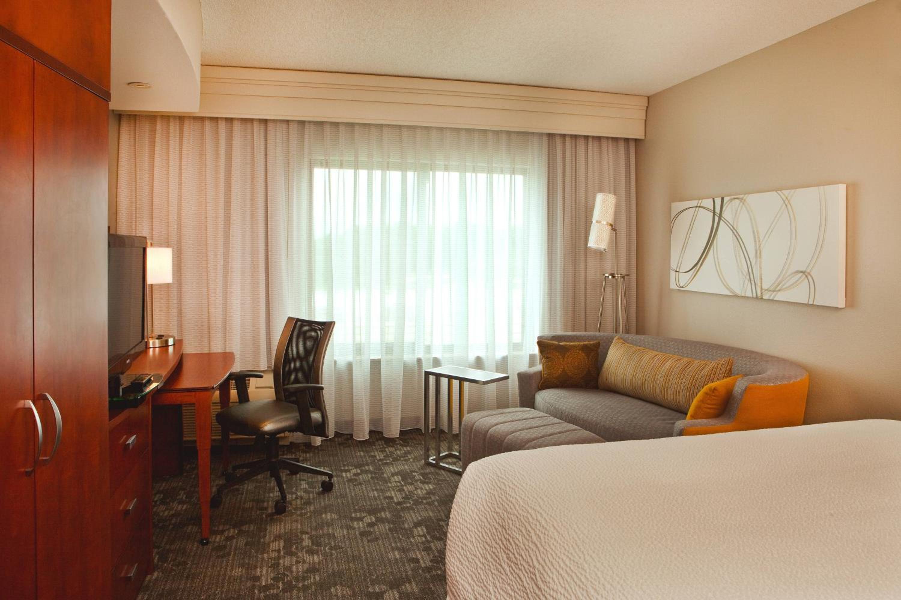 King Room with Sofa Bed - Photo 2