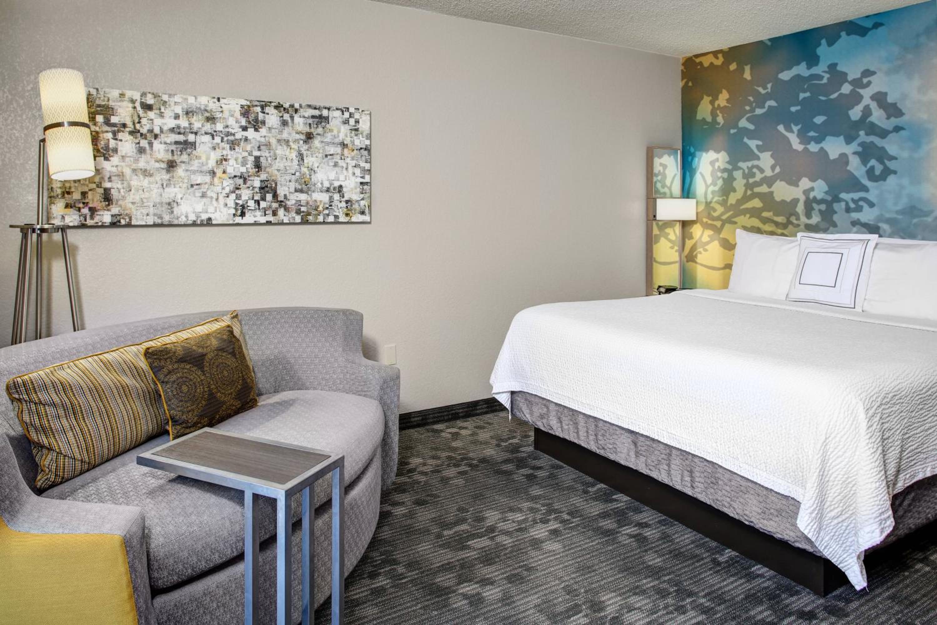 King Room with Sofa Bed - Photo 2