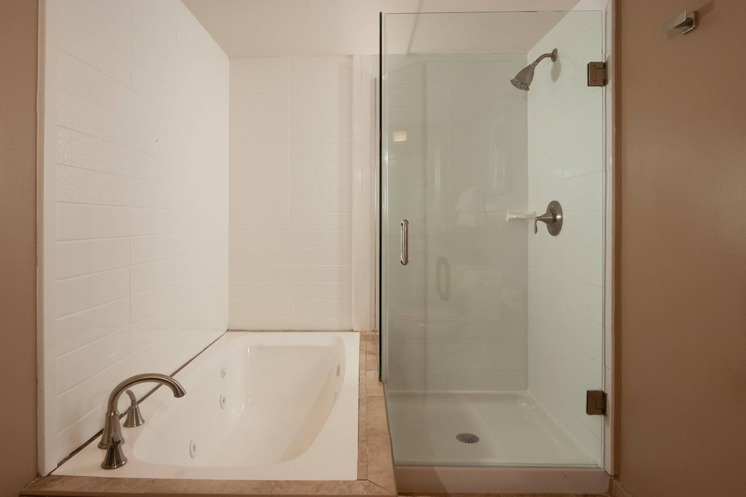 Queen Room with Two Queen Beds and Adapted Tub - Mobility and Hearing Accessible thumbnail 5