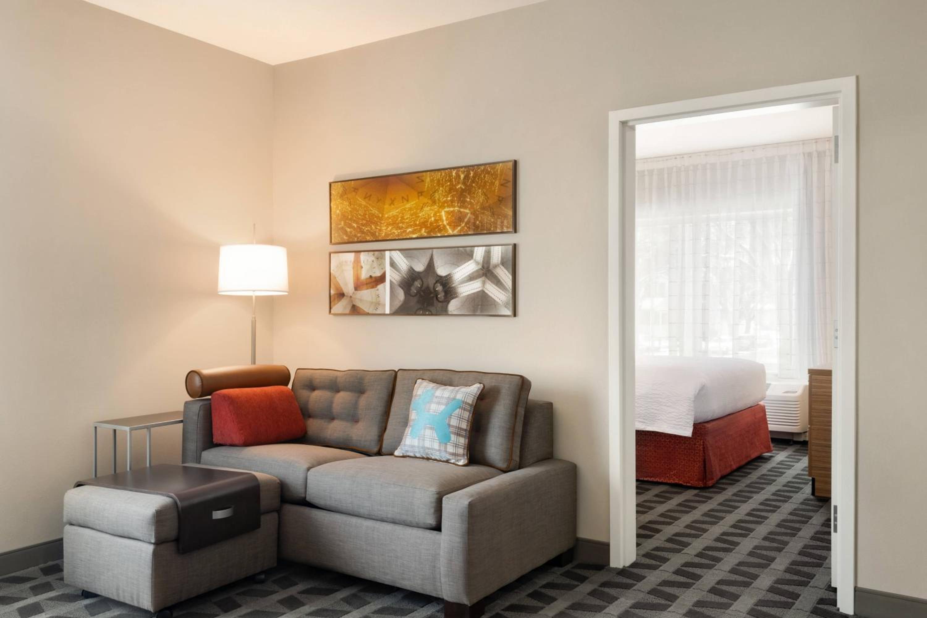 1 Bedroom Suite, 1 Queen, Sofa bed - Photo 1
