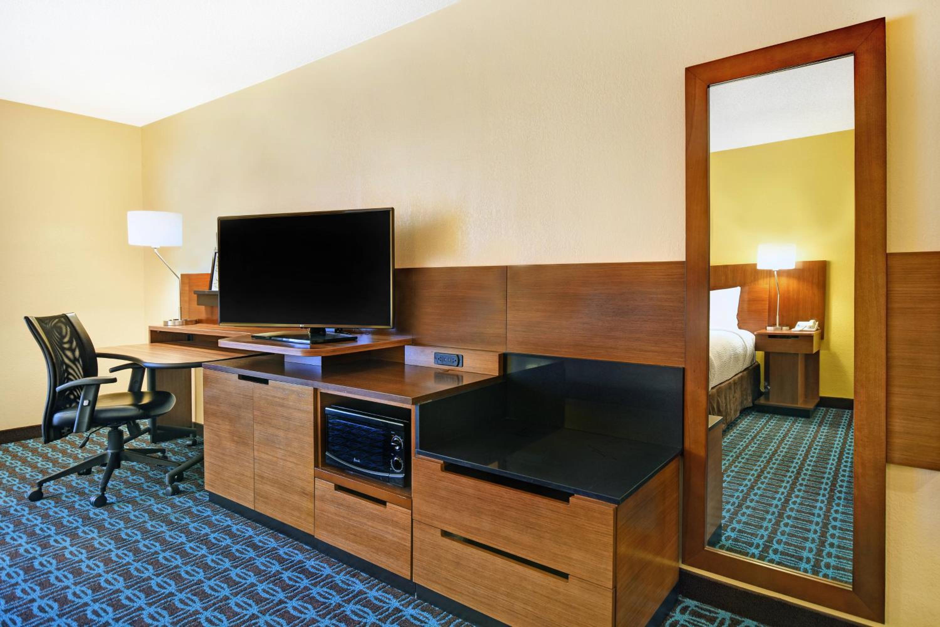 Queen Room with Two Queen Beds - Photo 2