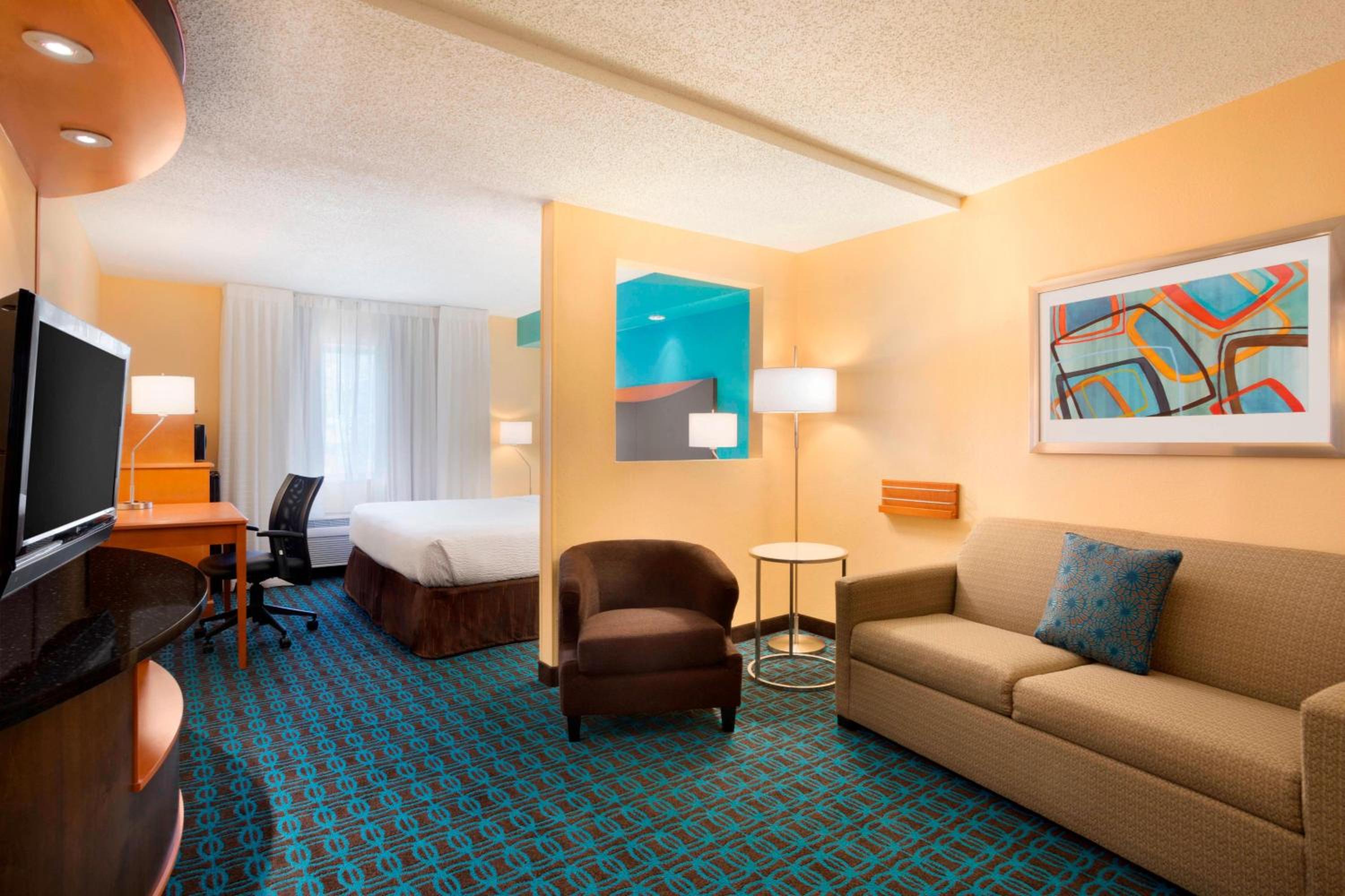 Deluxe King Room with Sofa Bed - Photo 4