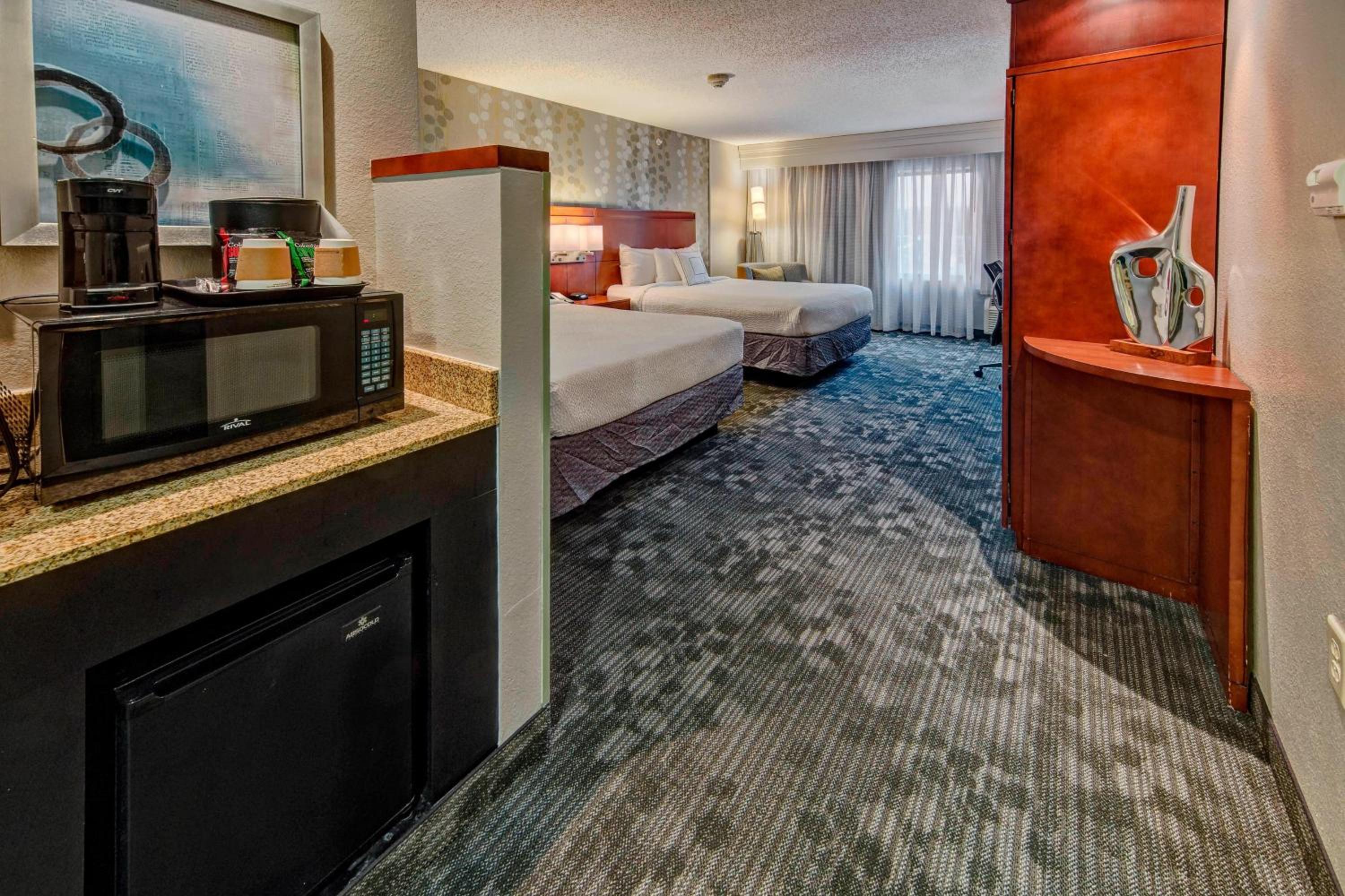 Queen Room with Two Queen Beds - Photo 6