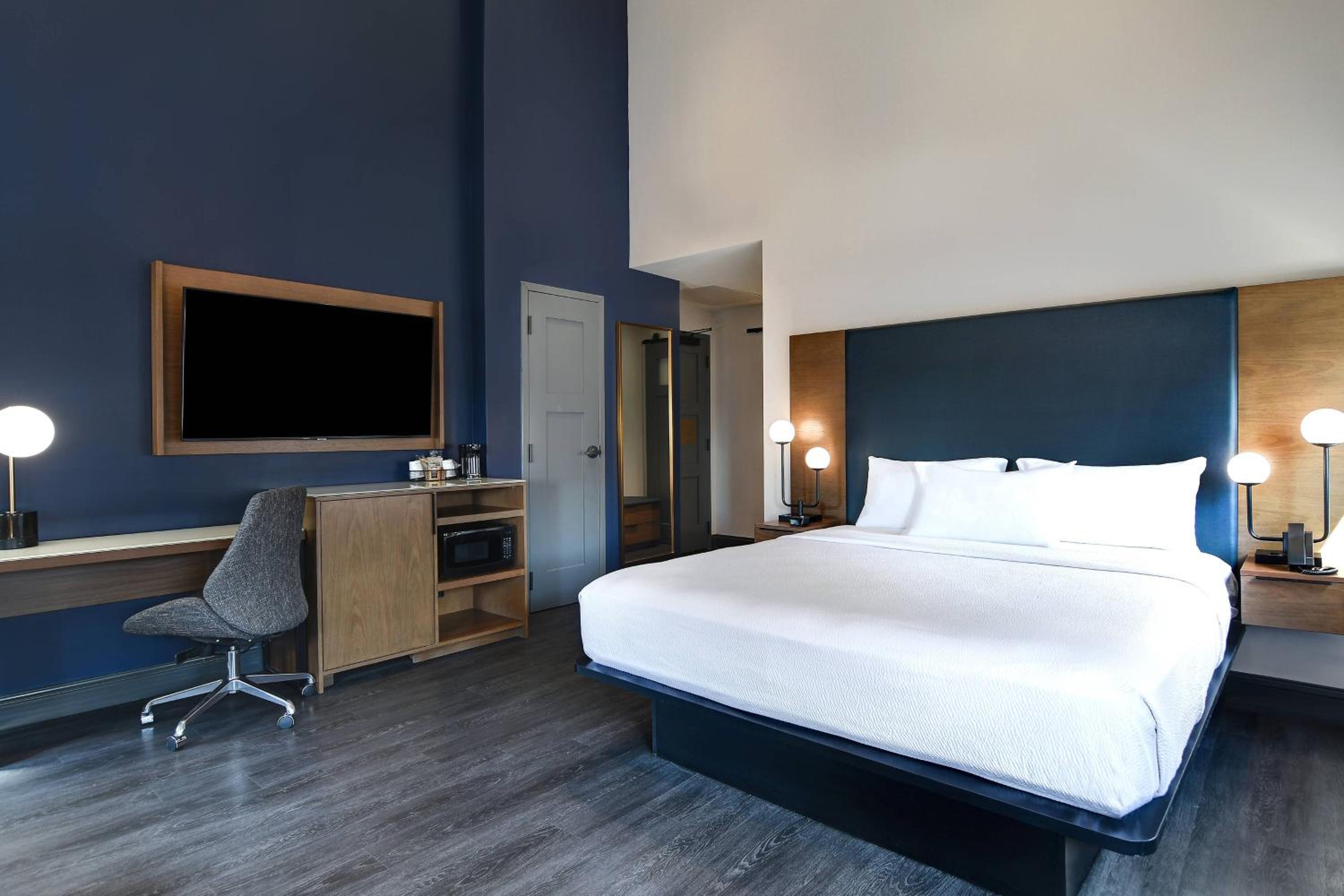 King Room with Sofa Bed - Photo 3