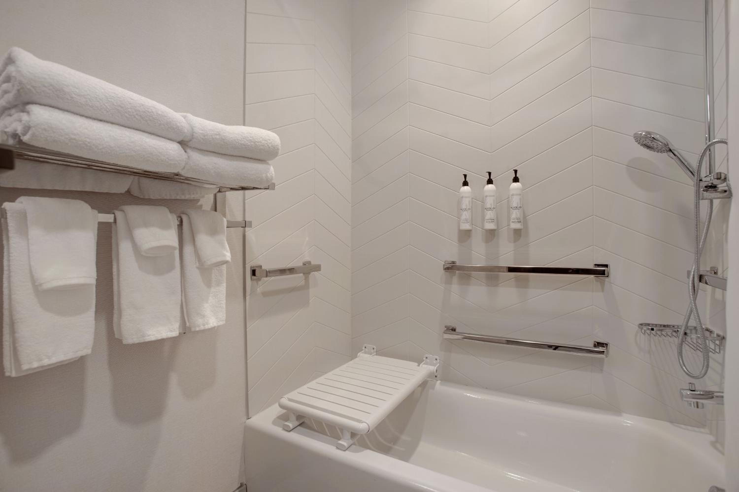King Room - Hearing Accessible - Photo 8