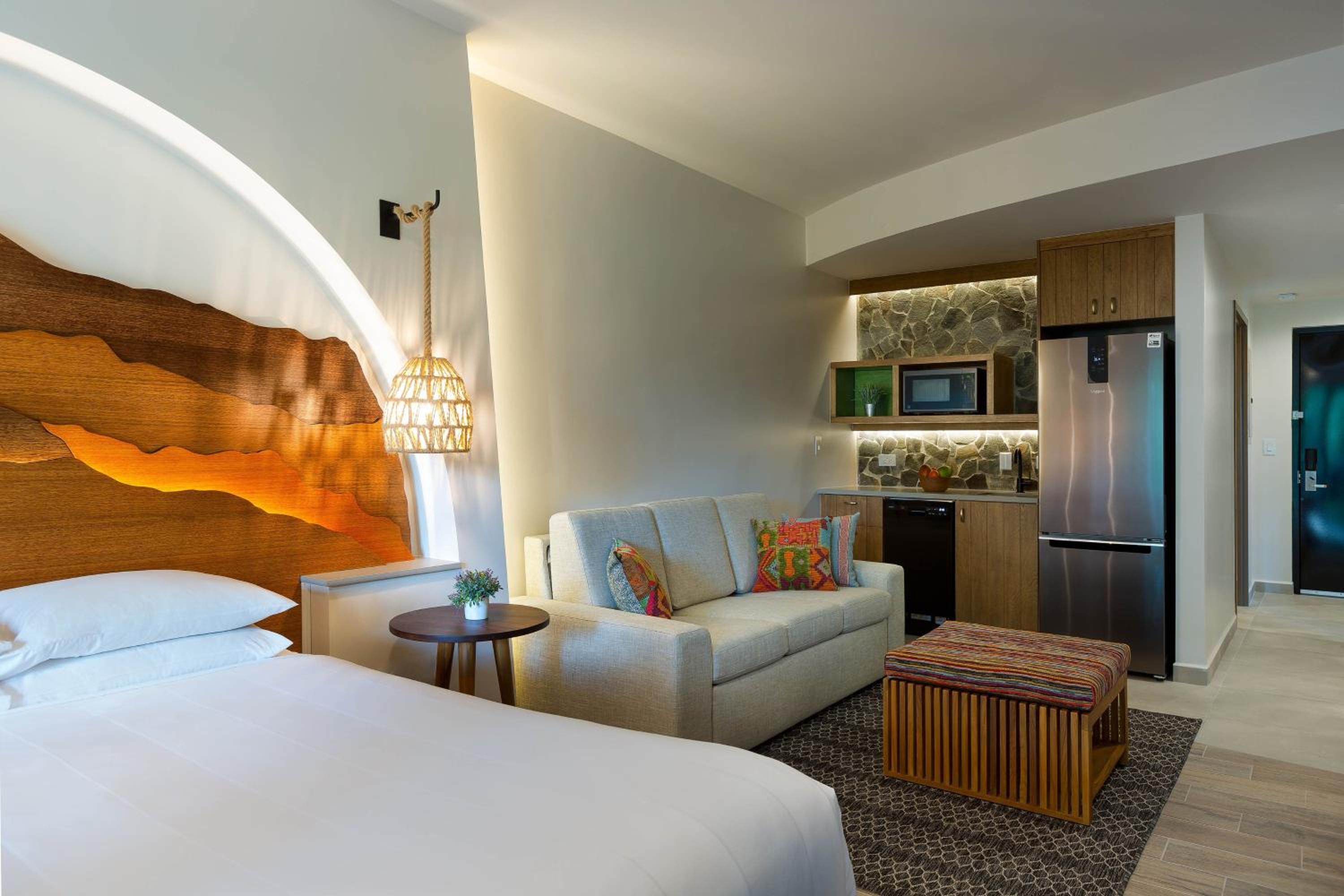Guest  room with 1 Queen, Sofa bed, Balcony - Photo 2