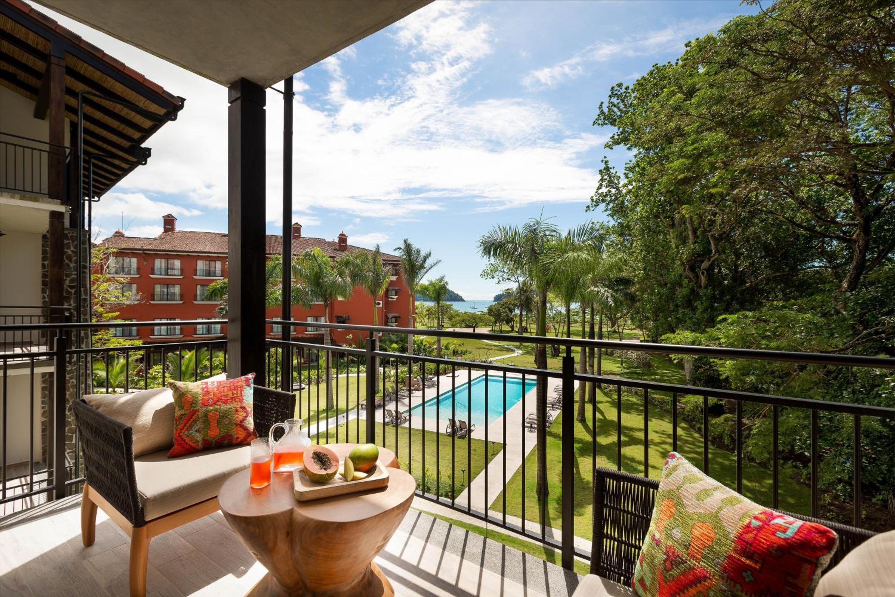 Guest  room with 1 Queen, Sofa bed, Balcony - Photo 4