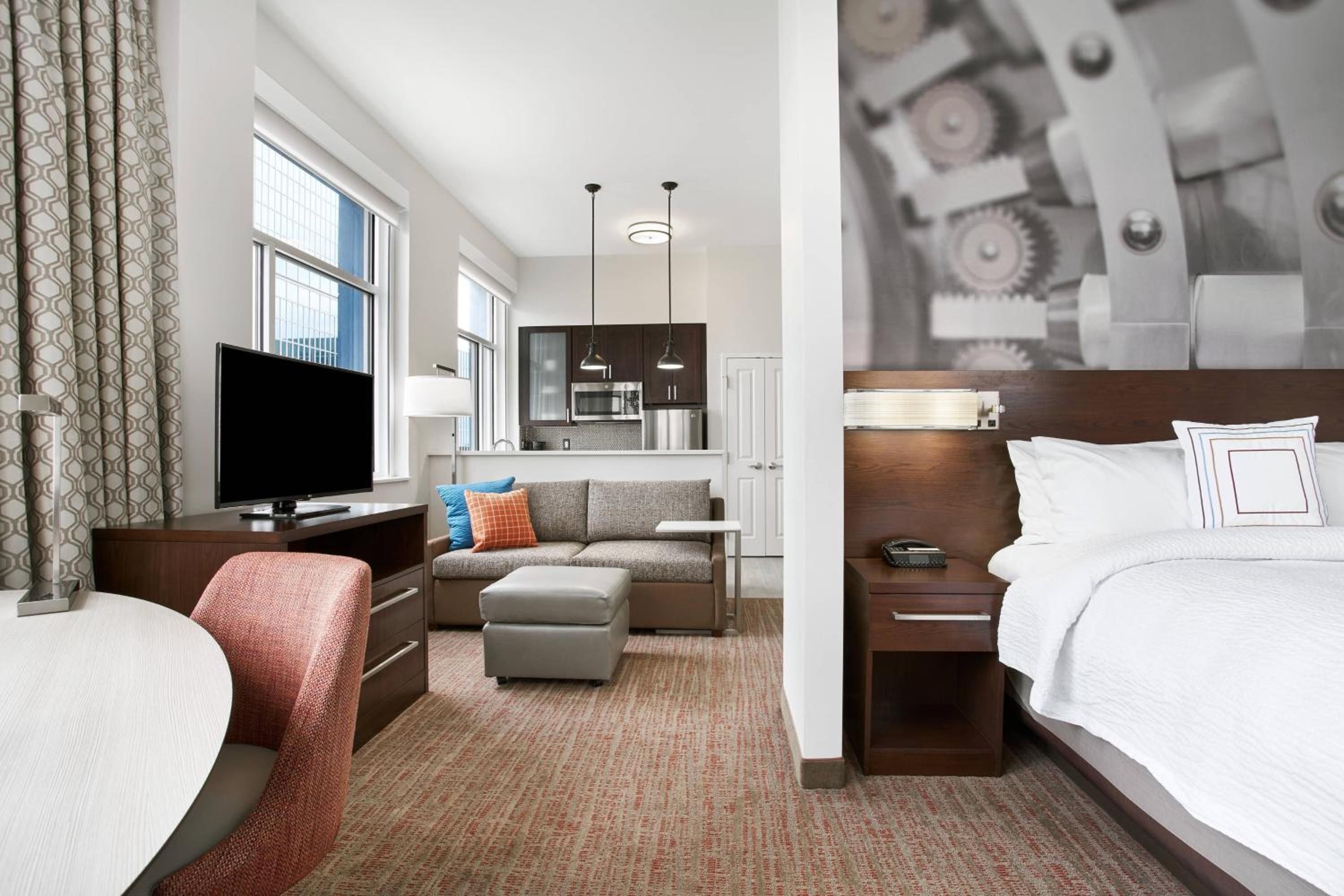 Studio King Suite with Roll-in Shower – Mobility Accessible photo 1