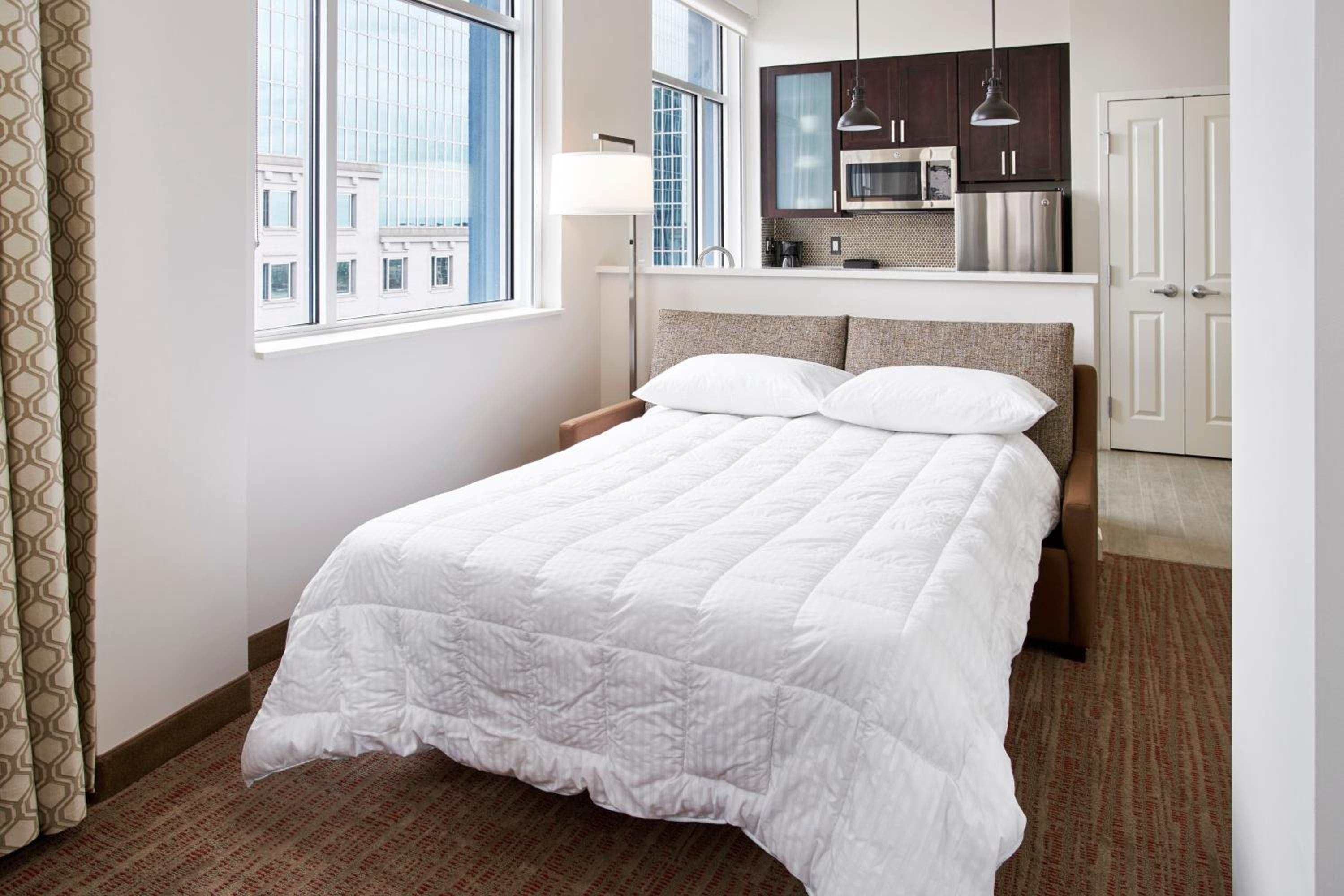 King Studio with Sofa Bed and Skyline View - Hearing Accessible photo 3