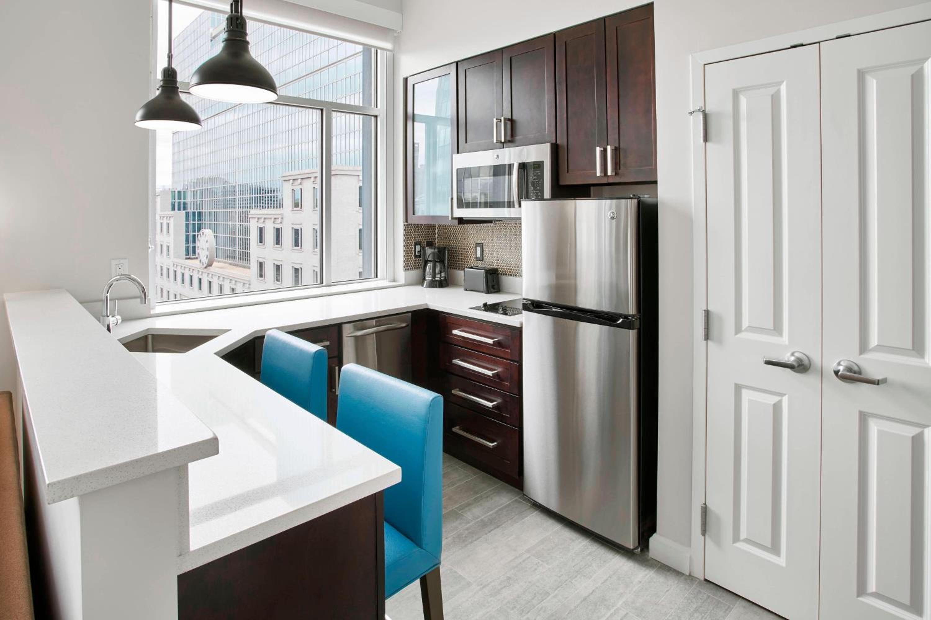 Studio King Suite with Roll-in Shower – Mobility Accessible photo 3