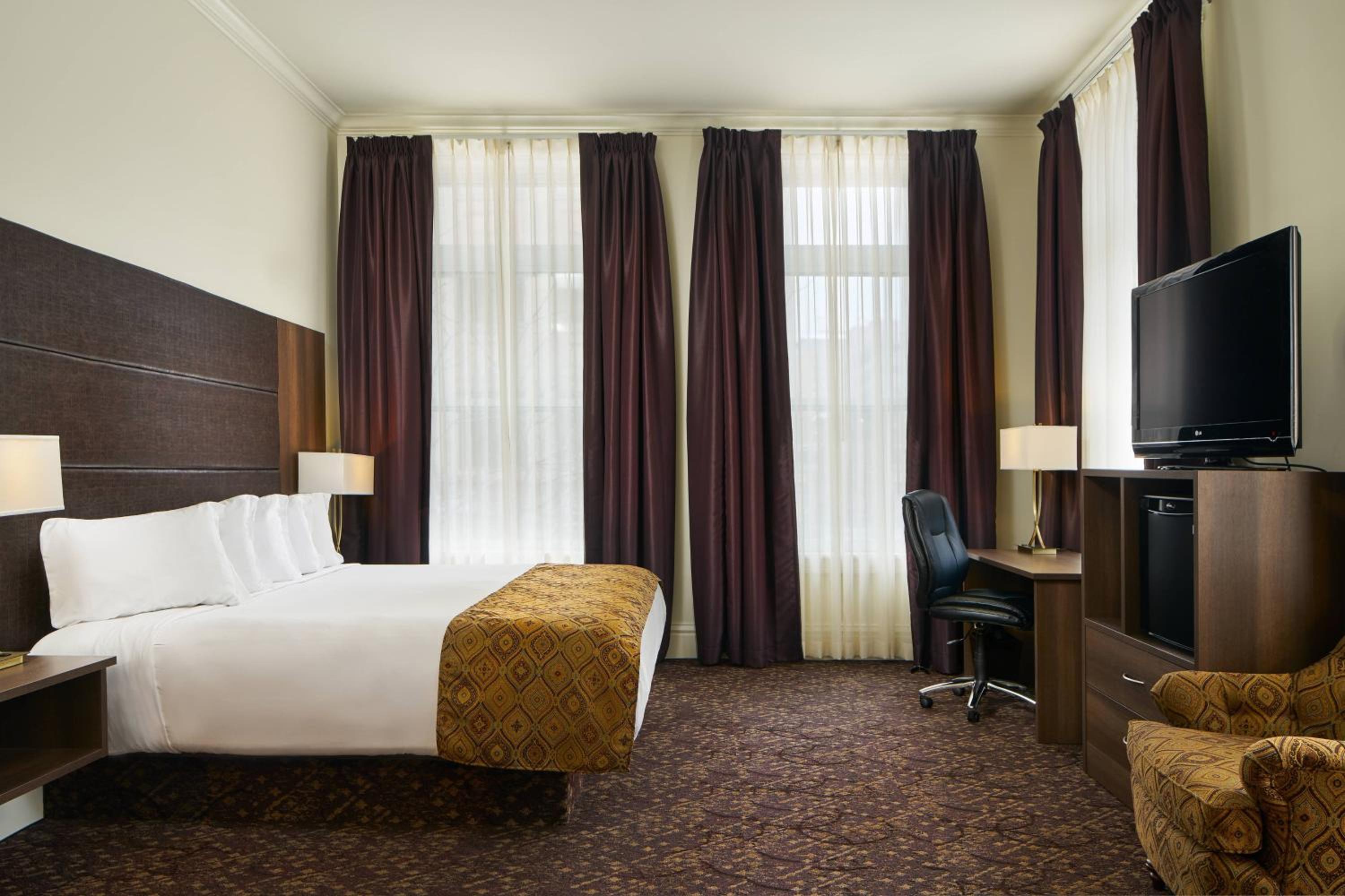 Guest Room, 1 King - Photo 1
