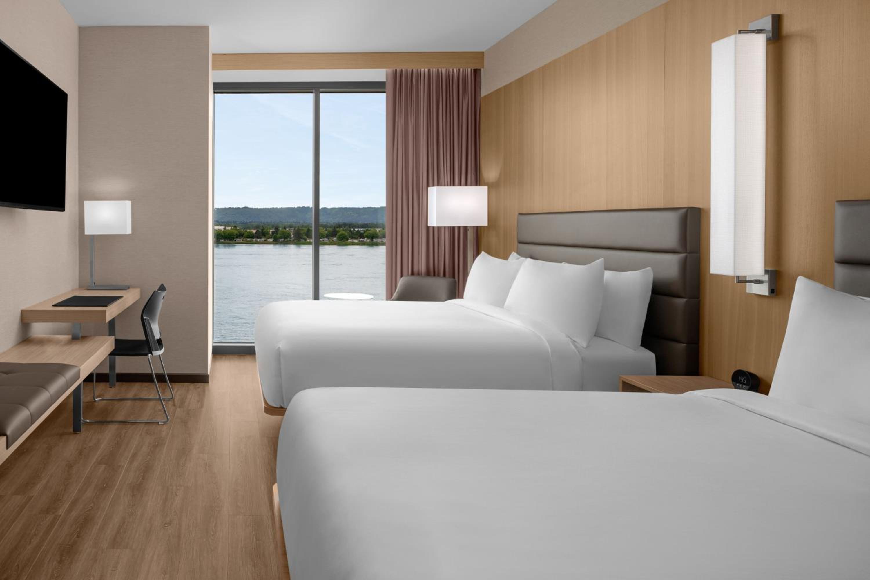 Queen Room with Two Queen Beds and River View - Photo 3