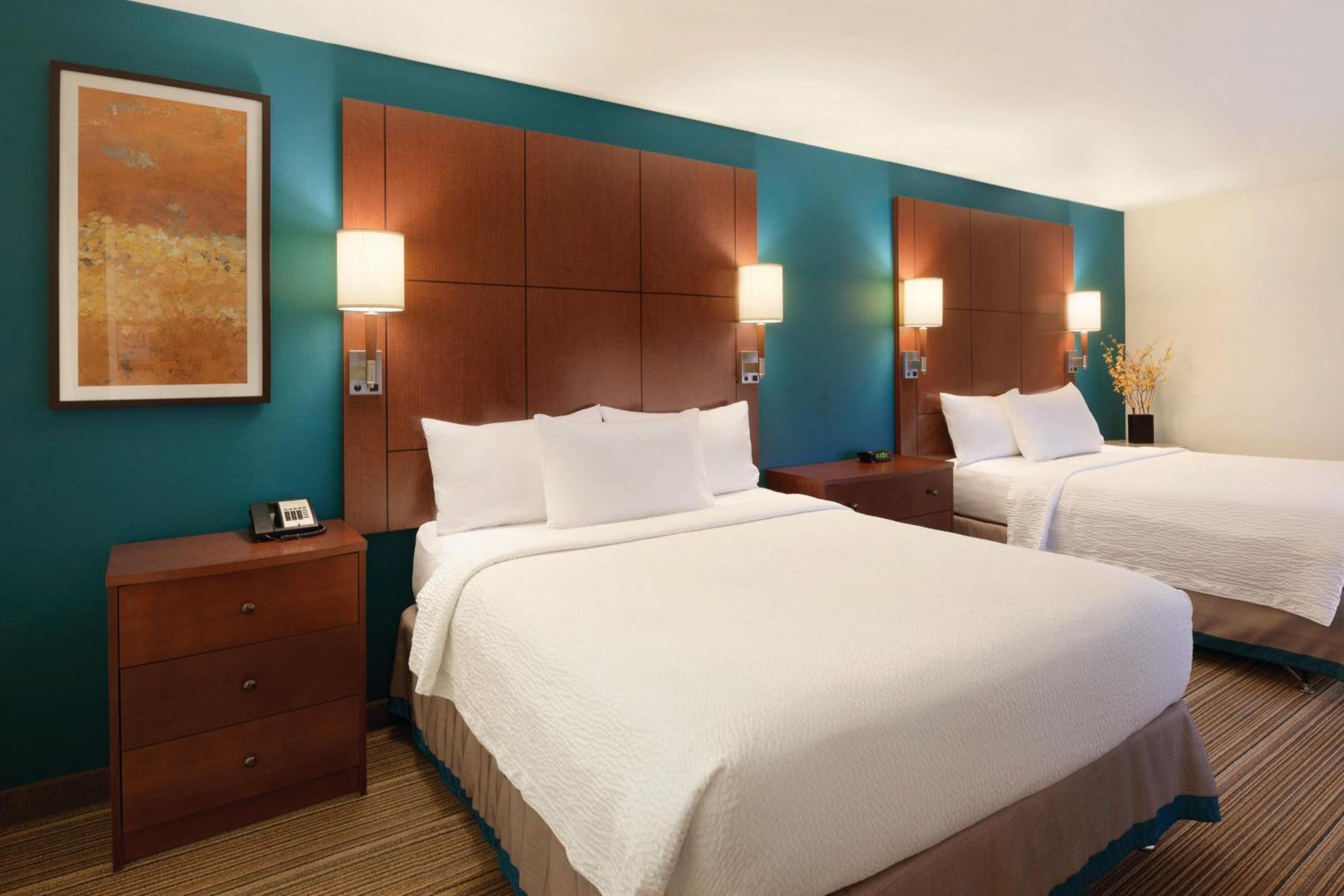 One-Bedroom Suite with Two Queen Beds and Sofa Bed - Photo 2