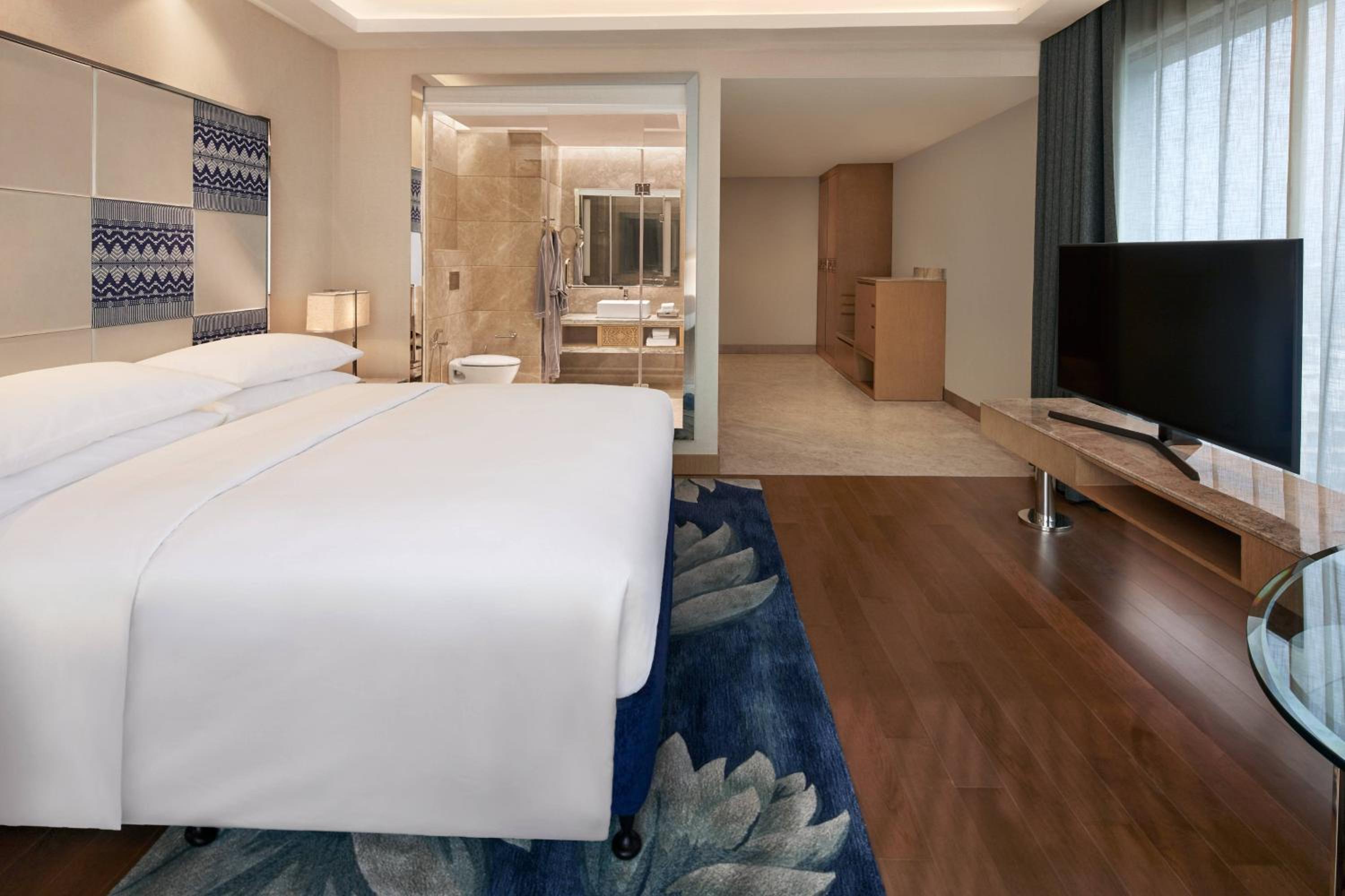 Deluxe King, Guest room, 1 King - Photo 3