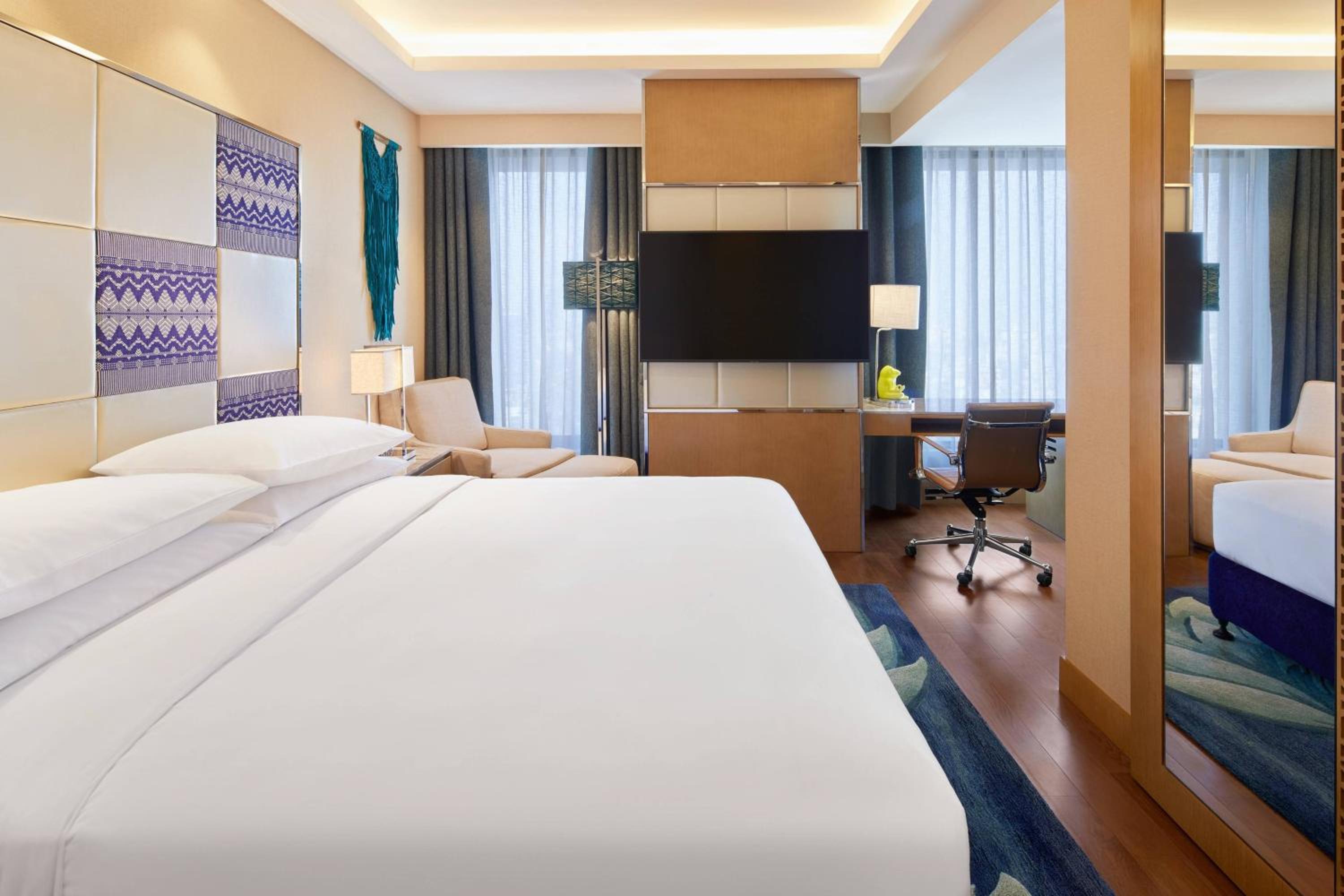 Superior King, Guest Room, 1 King - Photo 2