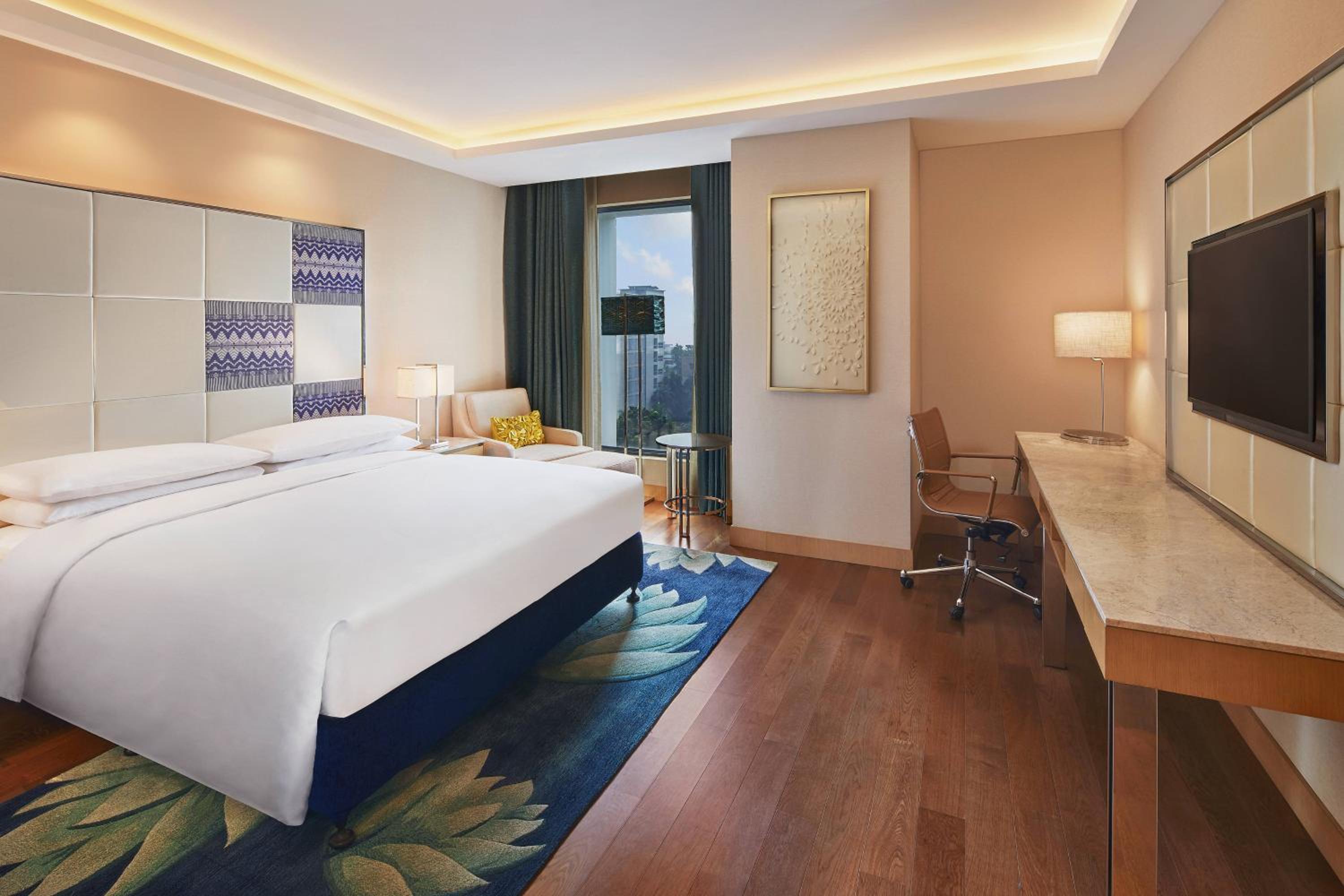 Deluxe King, Guest room, 1 King - Photo 1