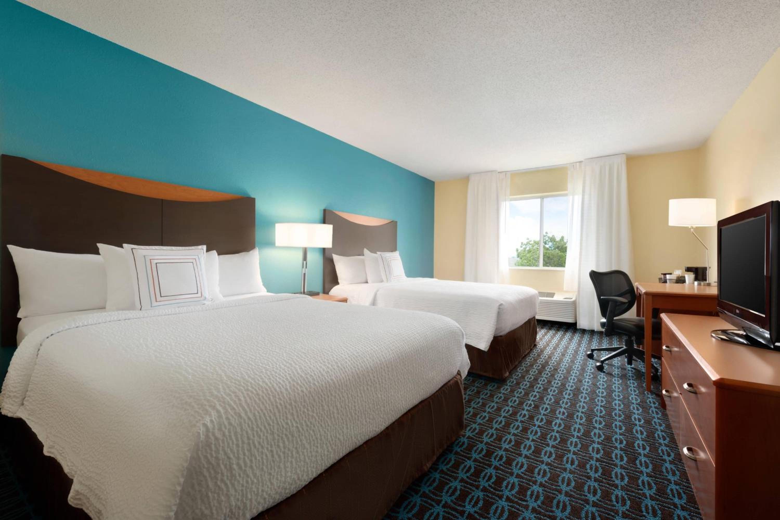Queen Room with Two Queen Beds photo 2