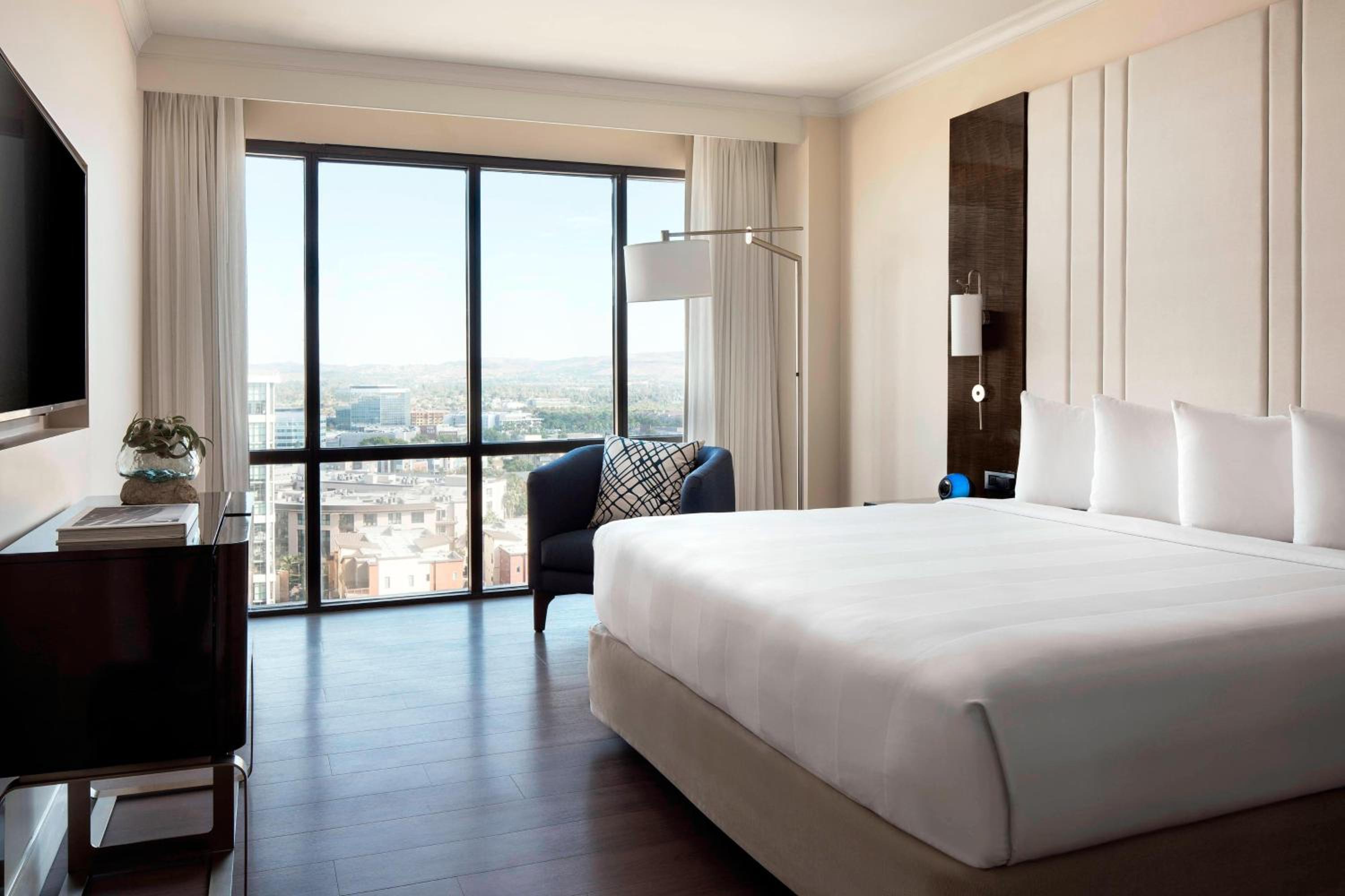 Penthouse Executive Suite, M Club lounge access, Suite photo 2