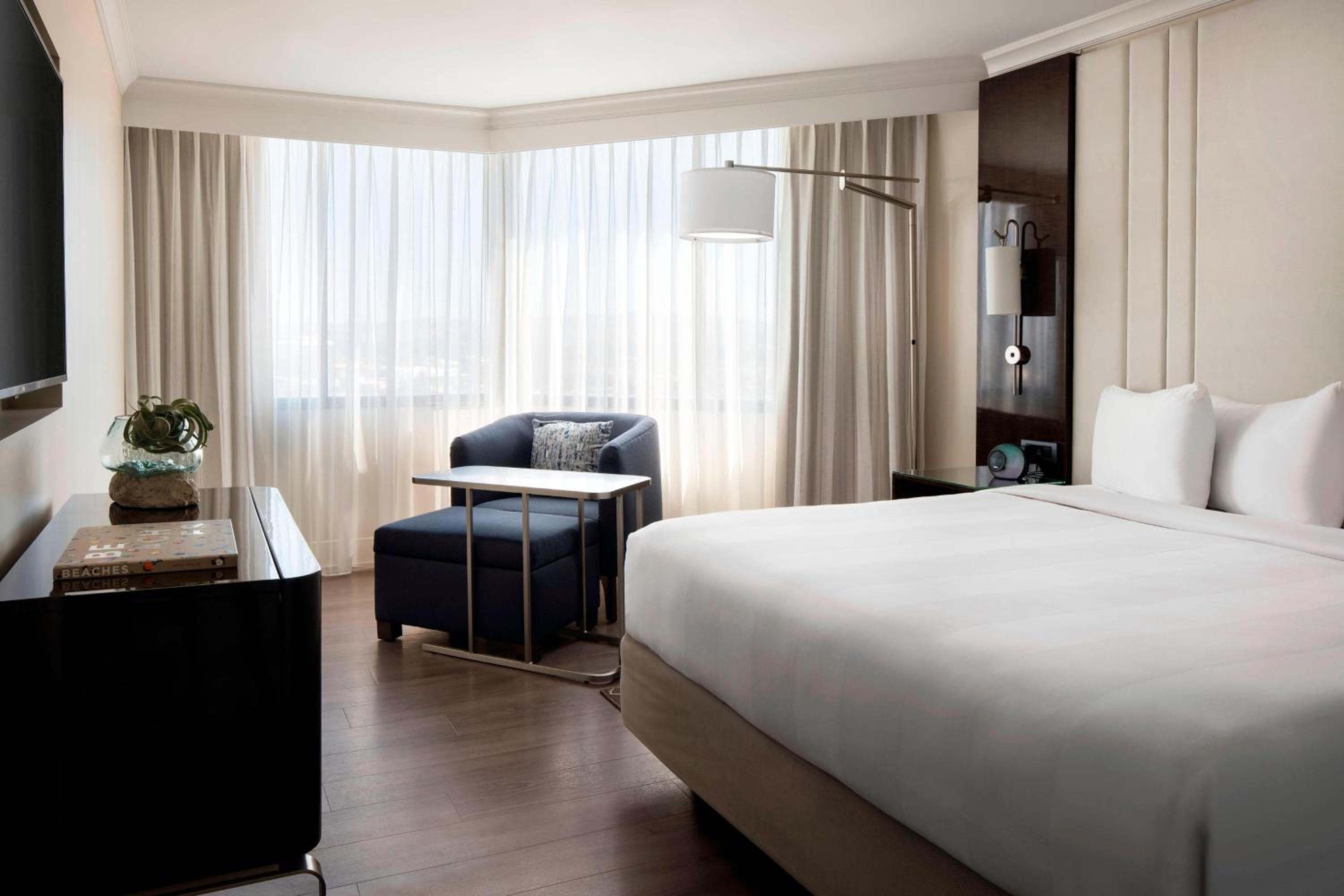 Executive Suite, Suite, 1 King, Sofa bed, High floor - Photo 3
