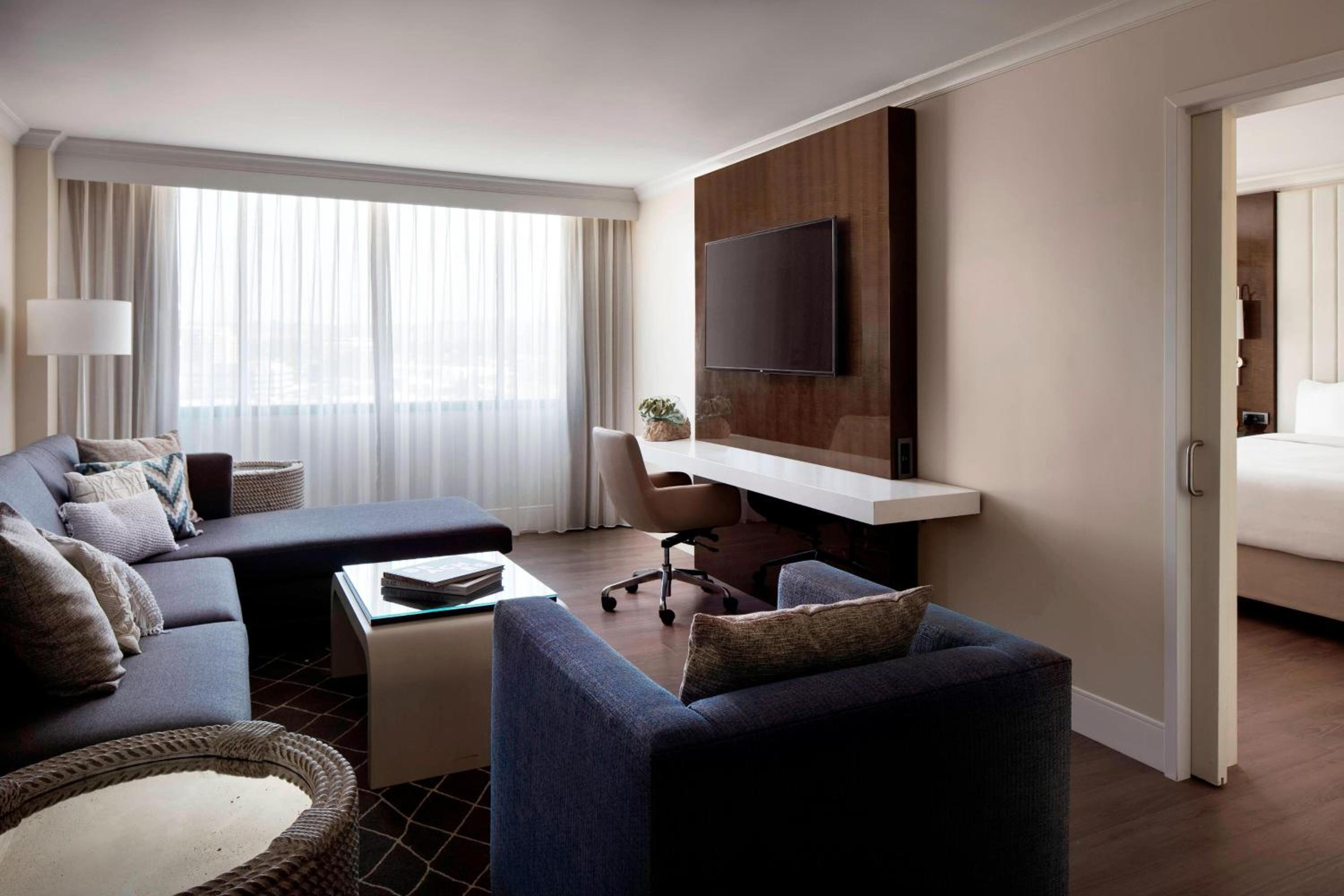 Executive Suite, Suite, 1 King, Sofa bed, High floor - Photo 1