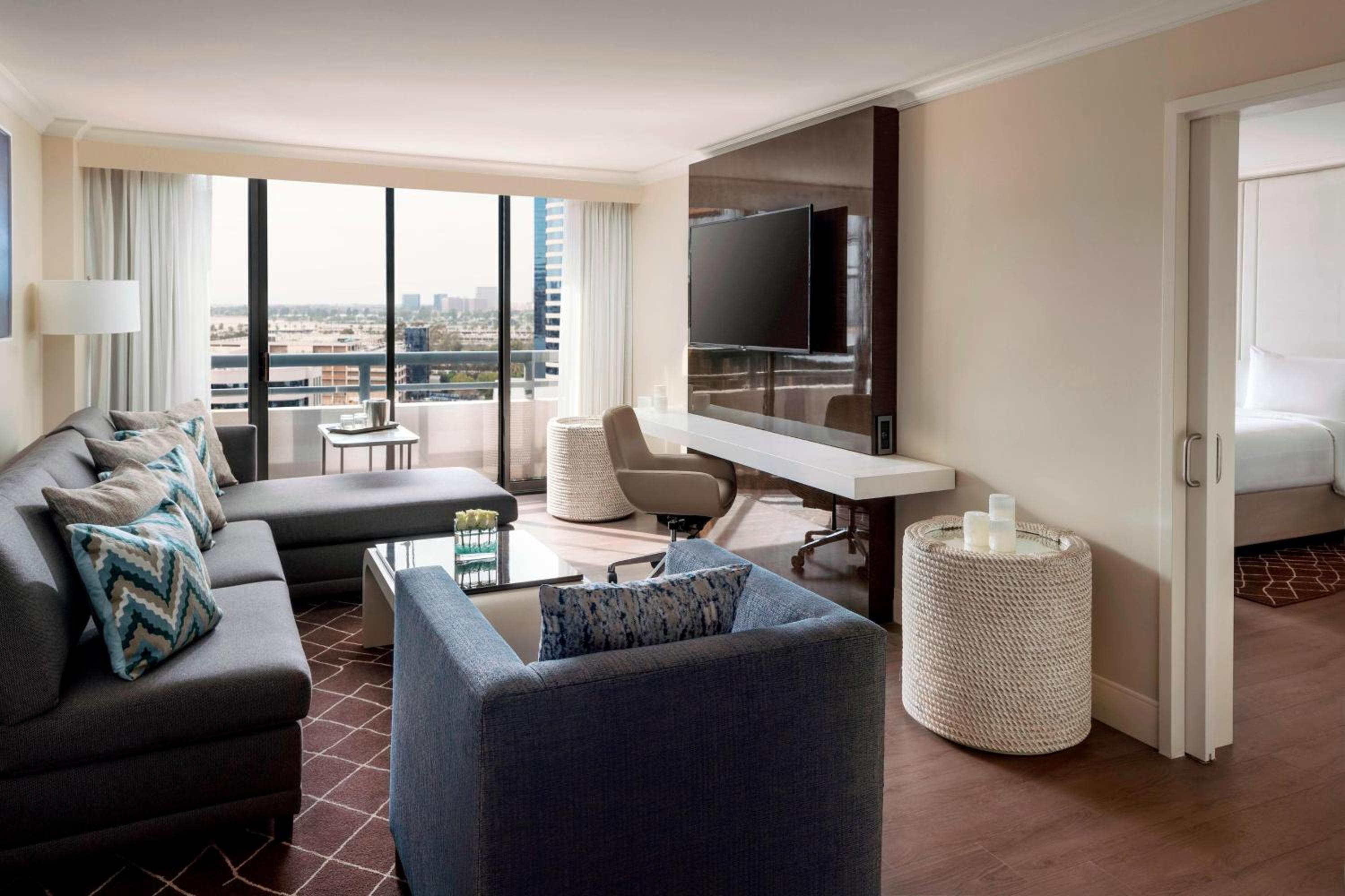 Executive Suite, Suite, 1 King, Sofa bed, High floor - Photo 2
