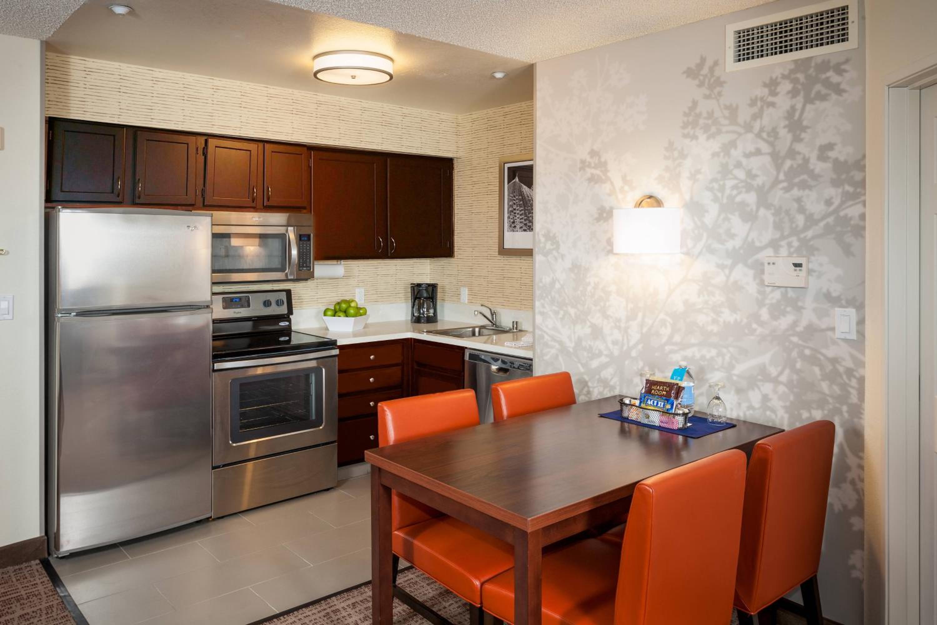 Two-Bedroom Queen Suite - Photo 2