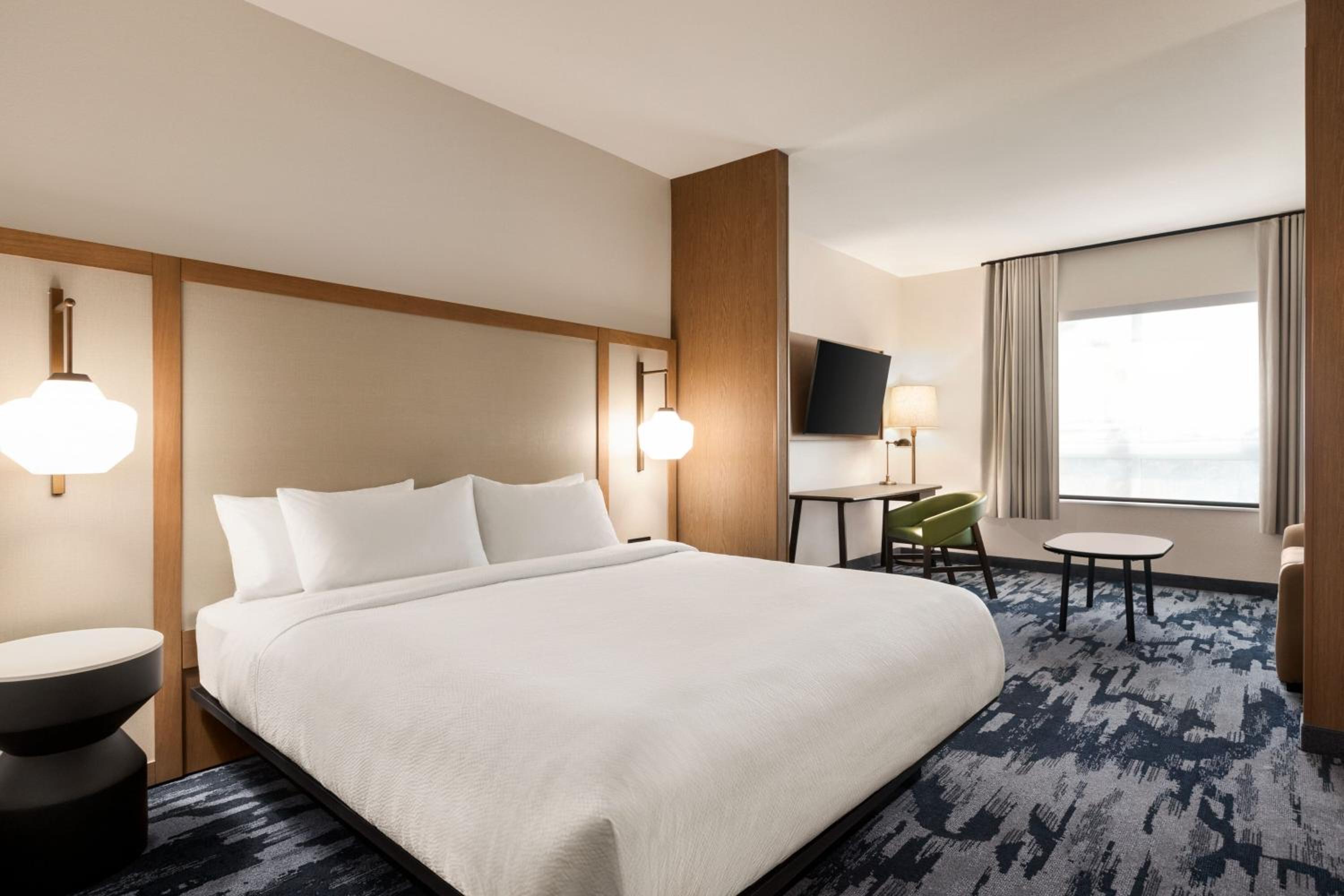Executive King Suite with Sofa Bed - Photo 3