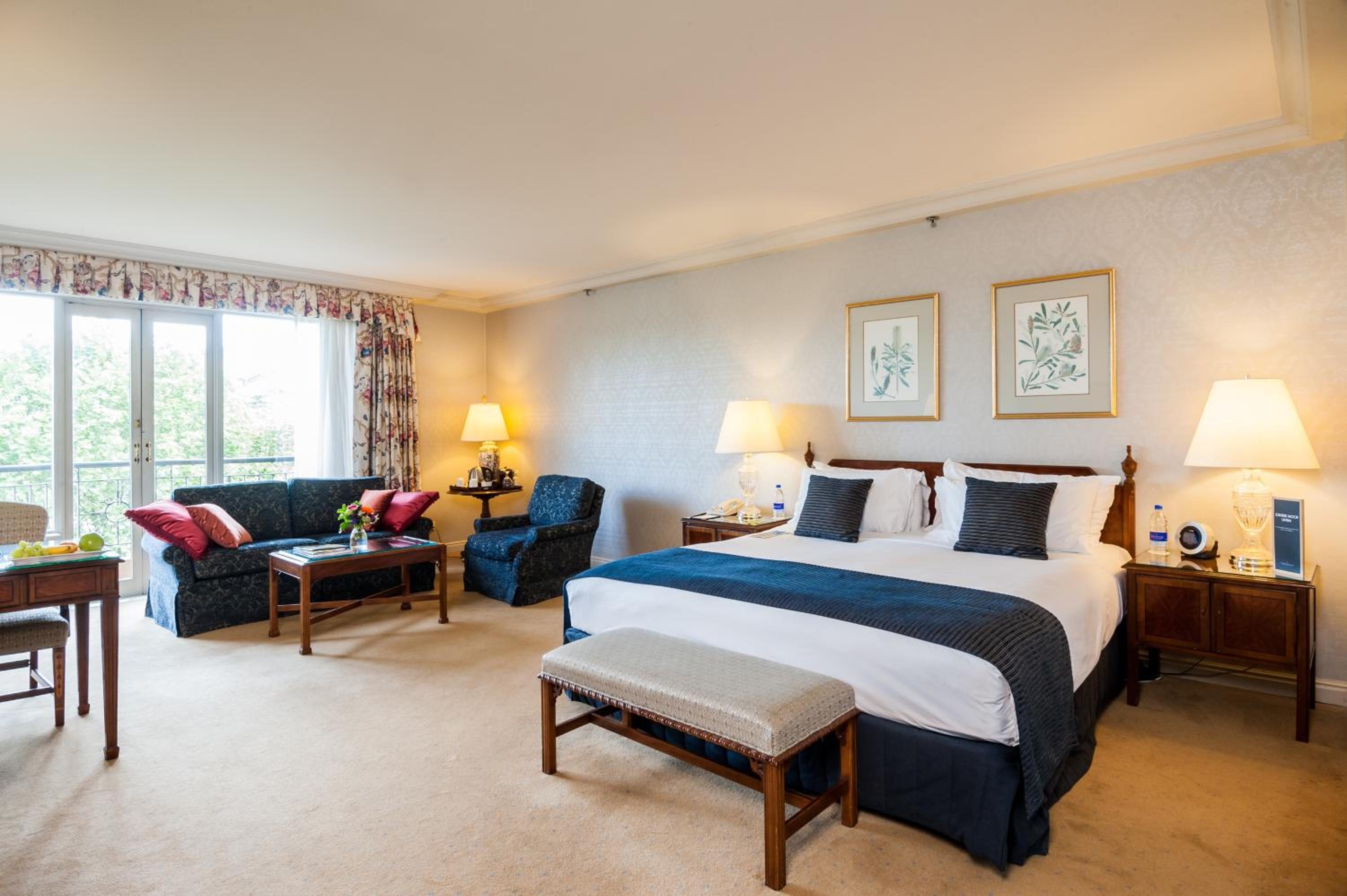 Staycation - Superior King Room With Breakfast, Parking And Bottle Of Wine
