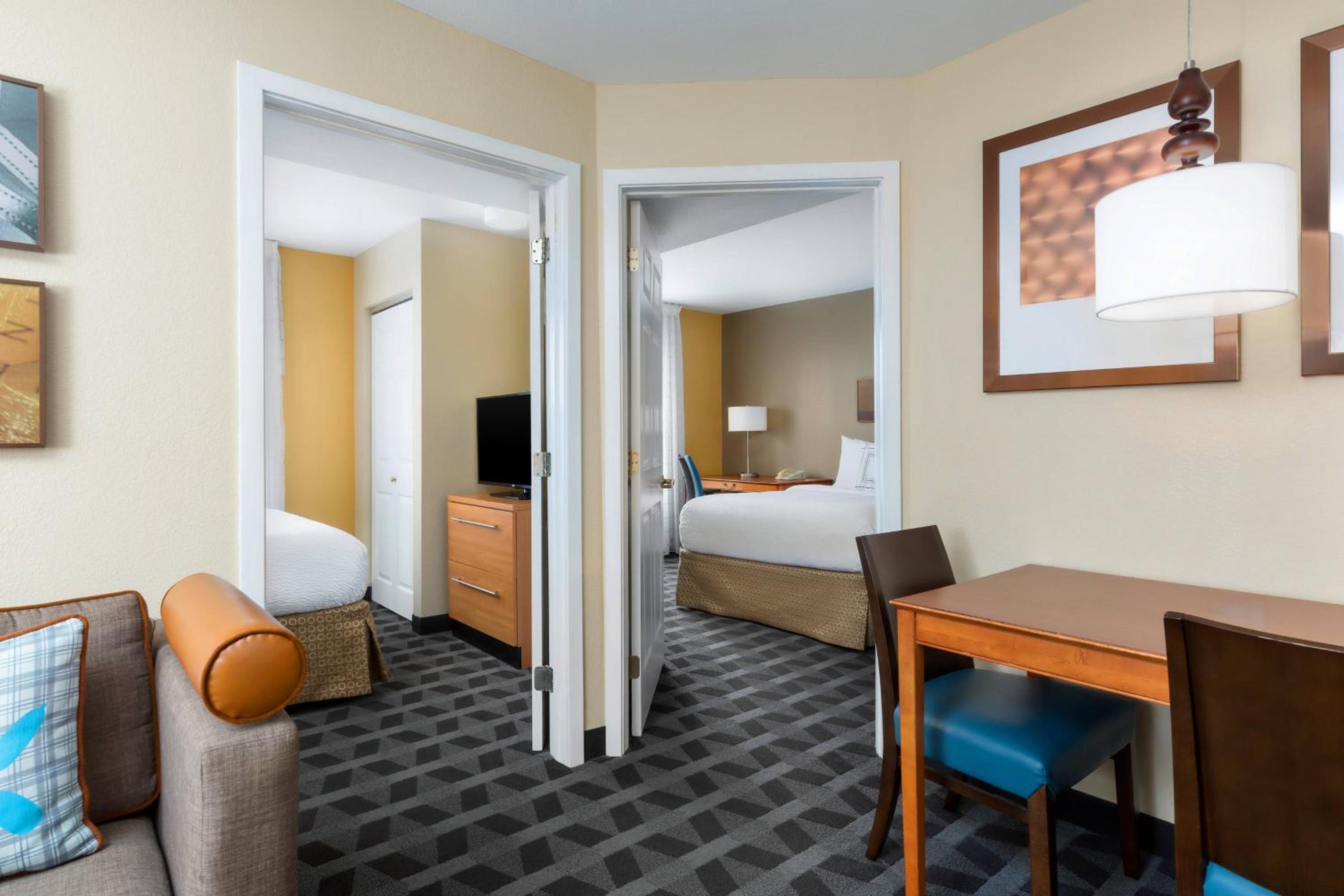 Efficiency Queen Suite with Three Queen Beds - Non Smoking - Photo 1