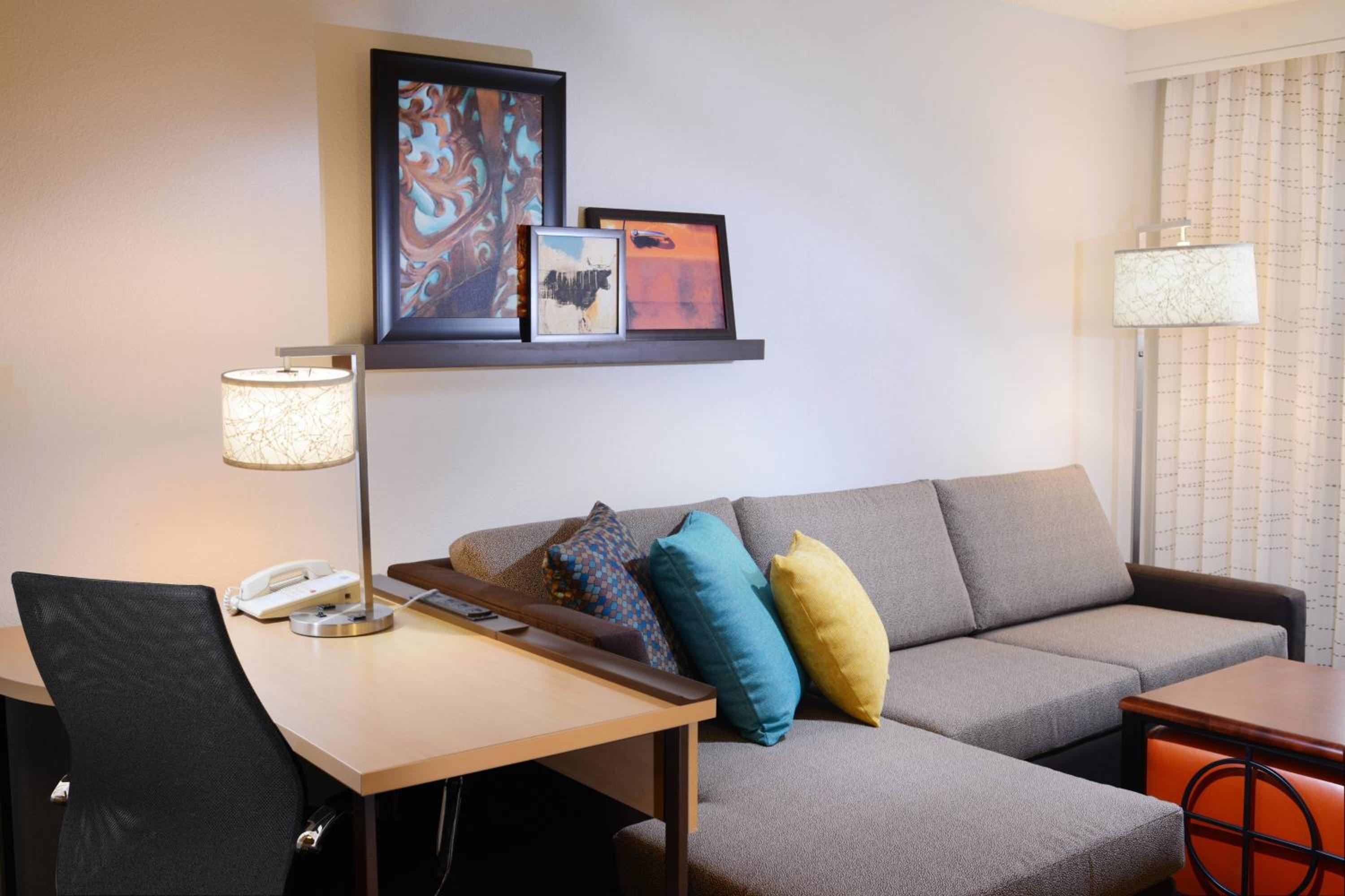 One-Bedroom Queen Suite - Photo 4