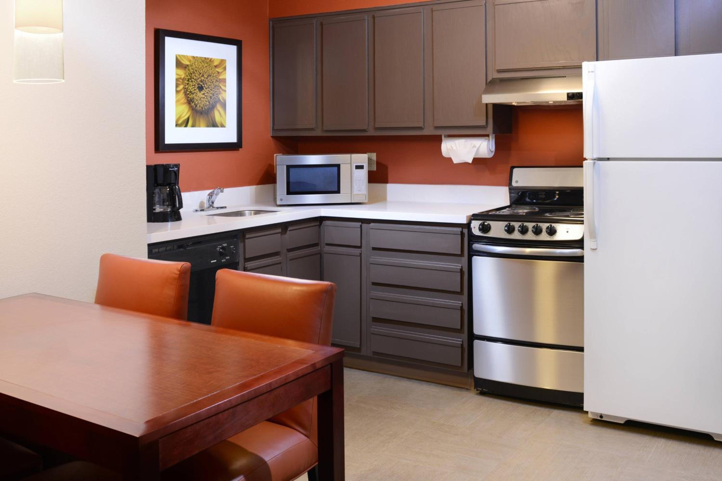 Two-Bedroom Suite - Photo 4