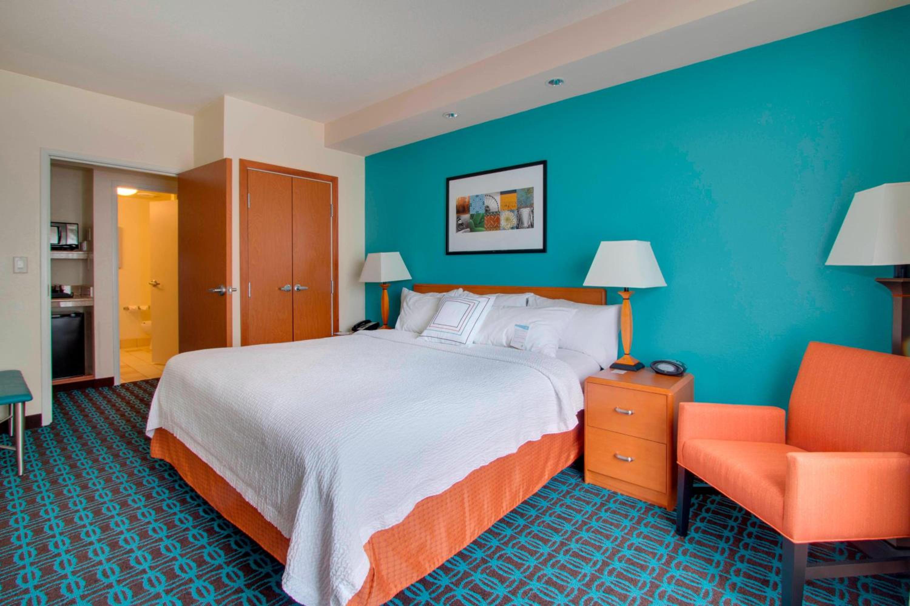 1 Bedroom Suite, 1 King, Sofa bed - Photo 3