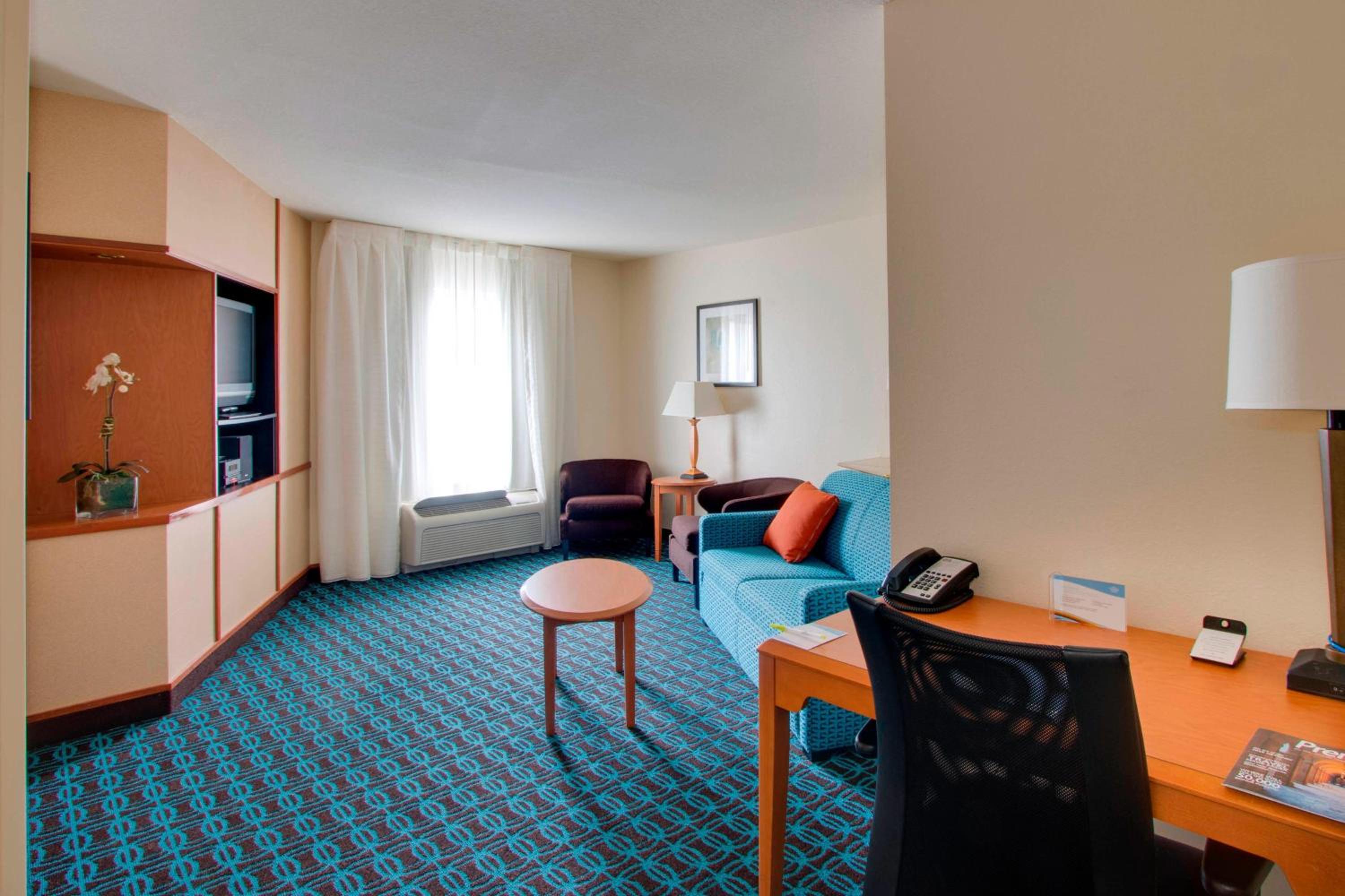 1 Bedroom Suite, 1 King, Sofa bed - Photo 4