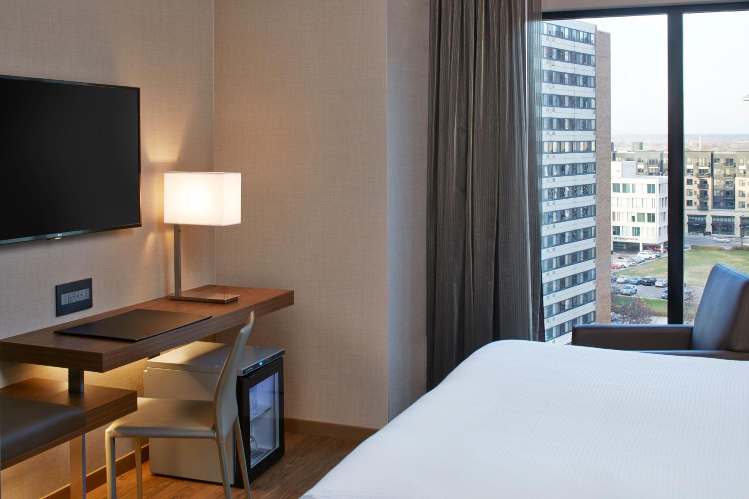 King Room with Roll-in Shower - Mobility Accessible
