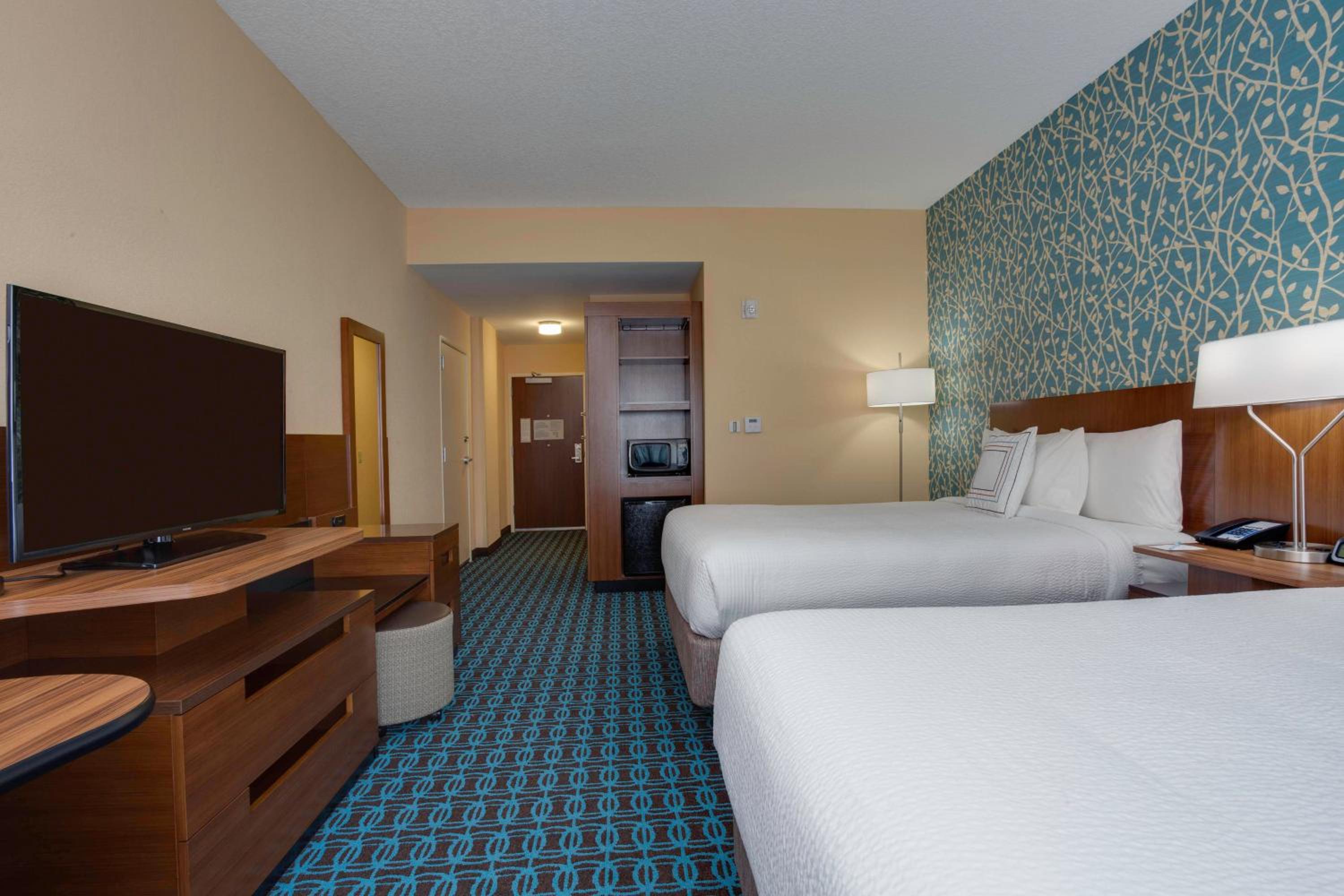 Queen Room with Two Queen Beds and Adapted Tub - Mobility Accessible