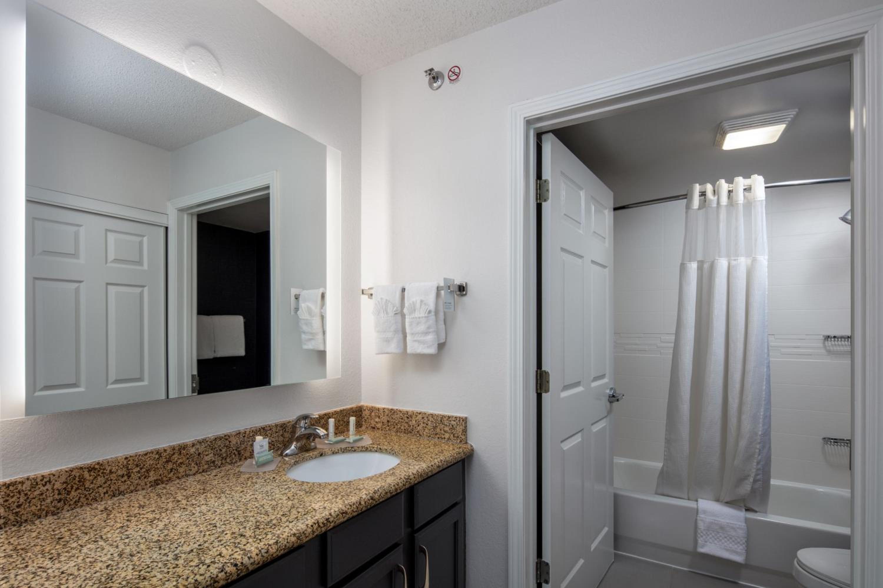 One-Bedroom Suite - Photo 4