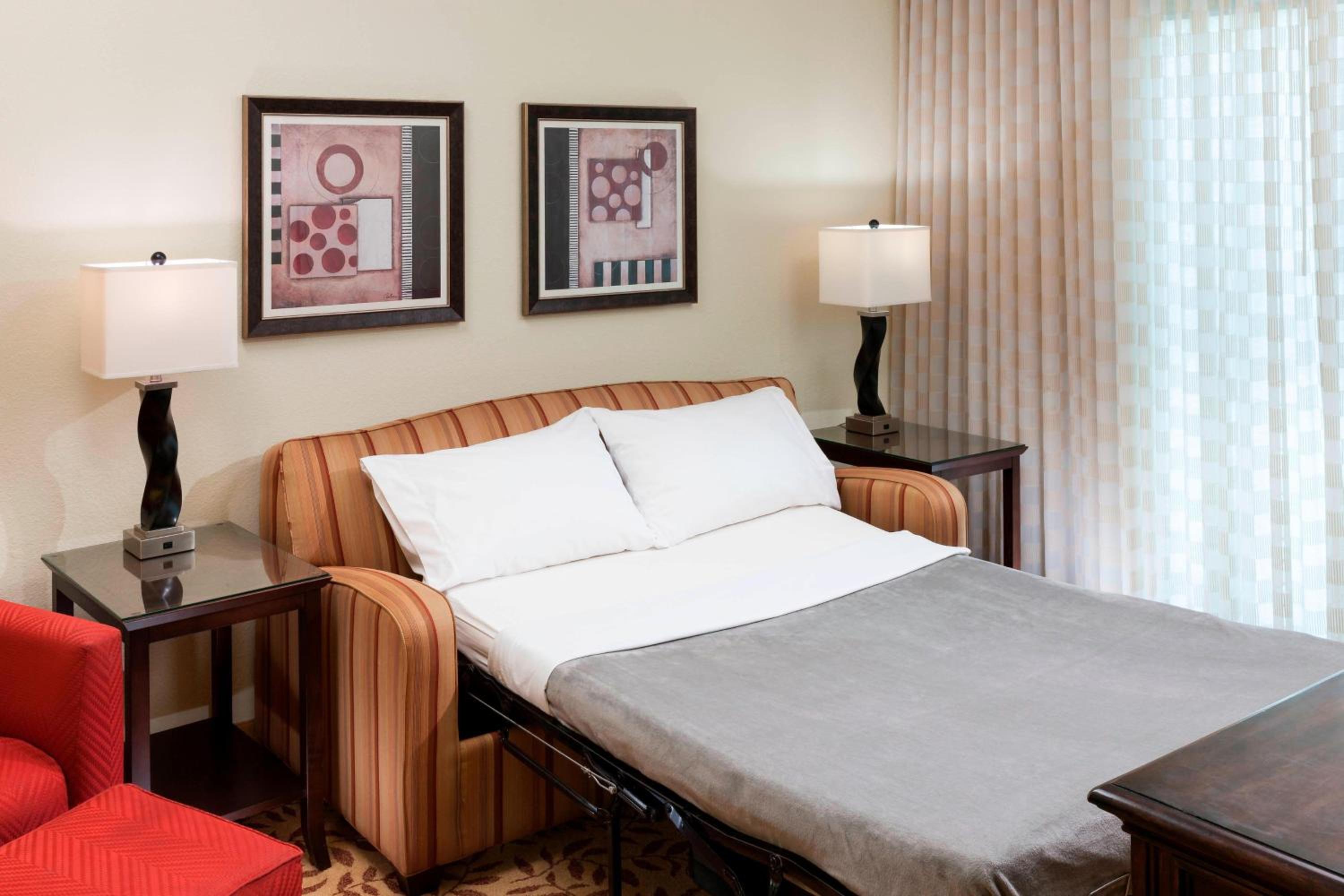 Suite, 1 King - Photo 3