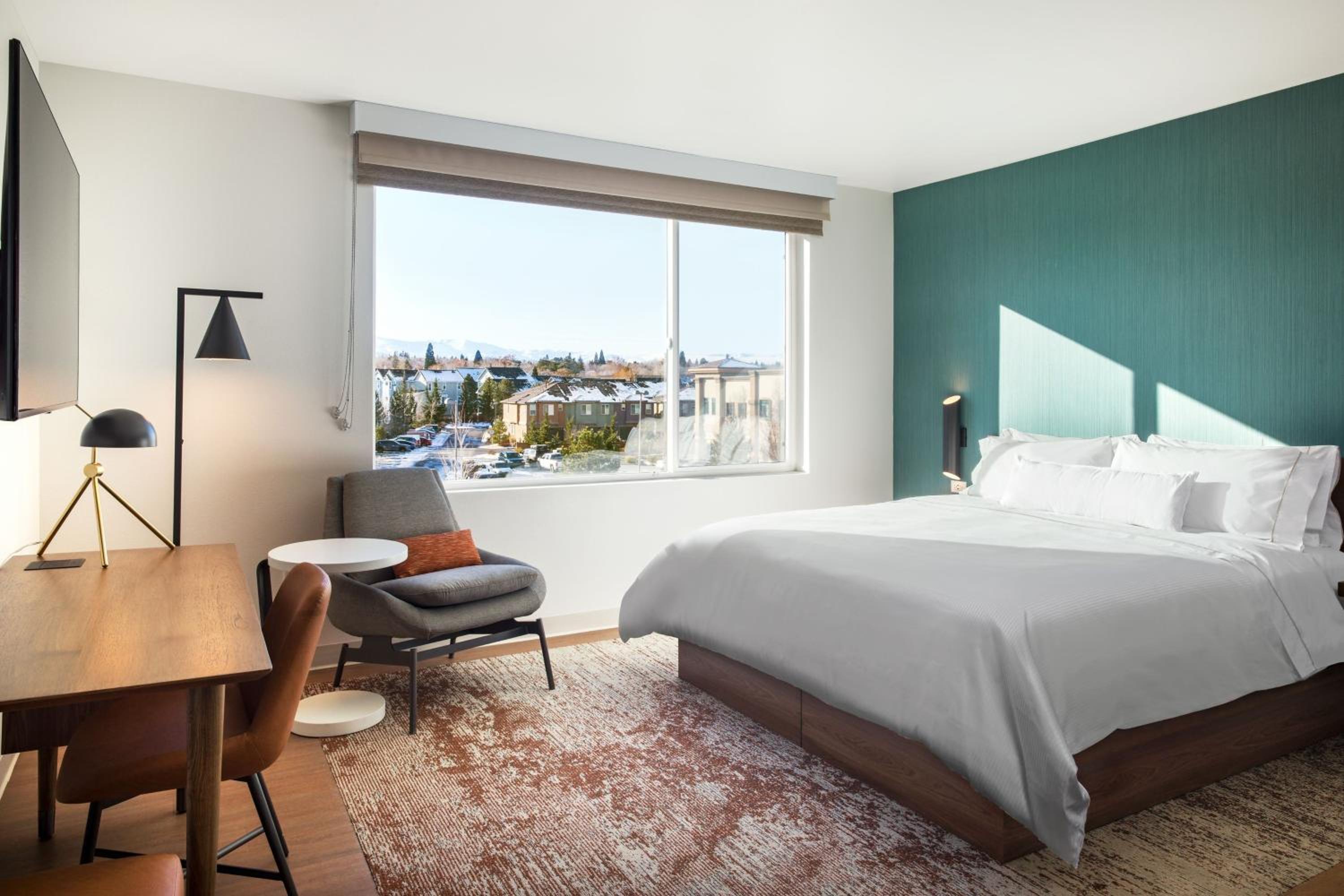 Standard King Room with City View - Photo 3
