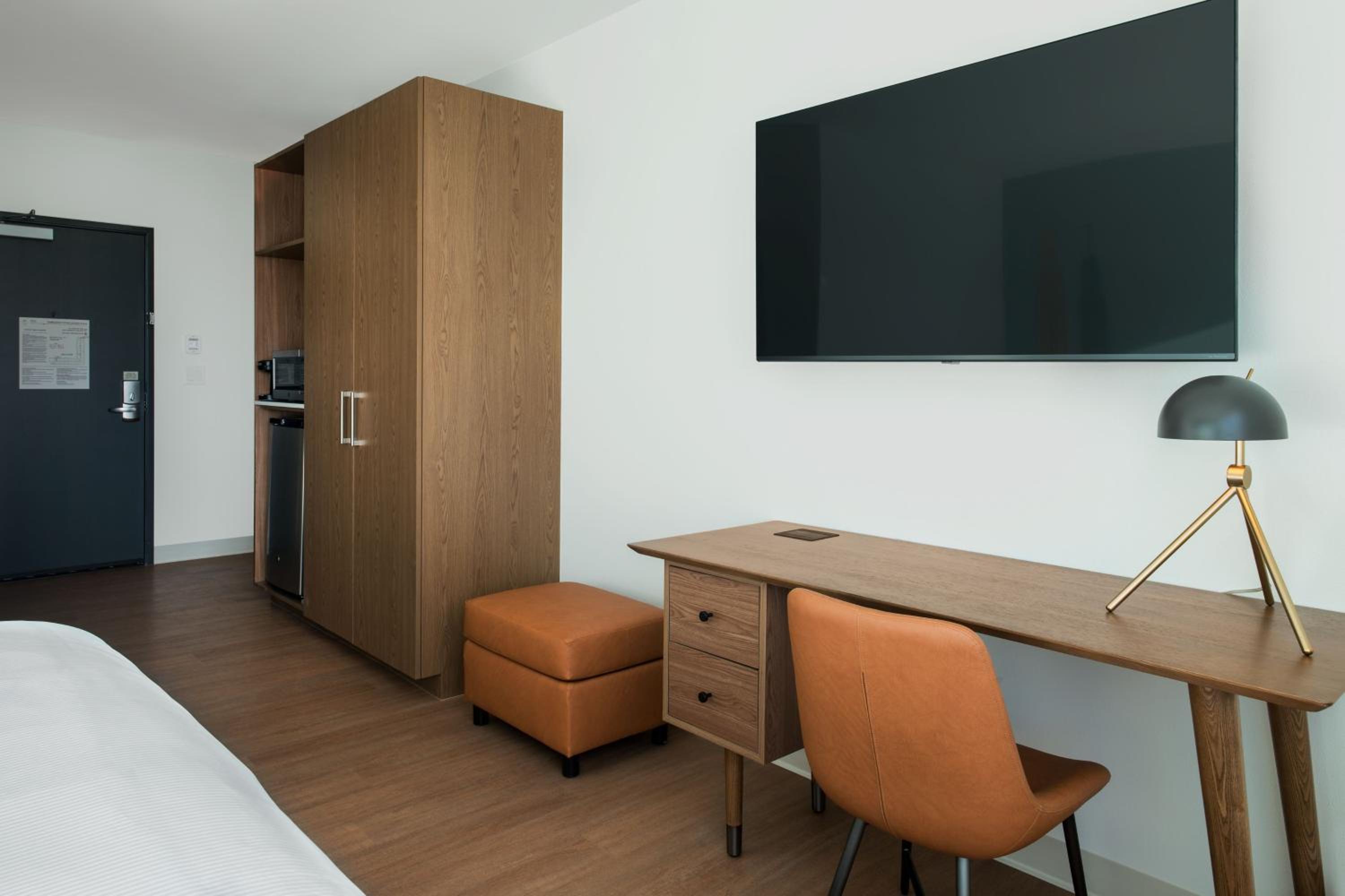 Standard King Room with City View - Photo 4