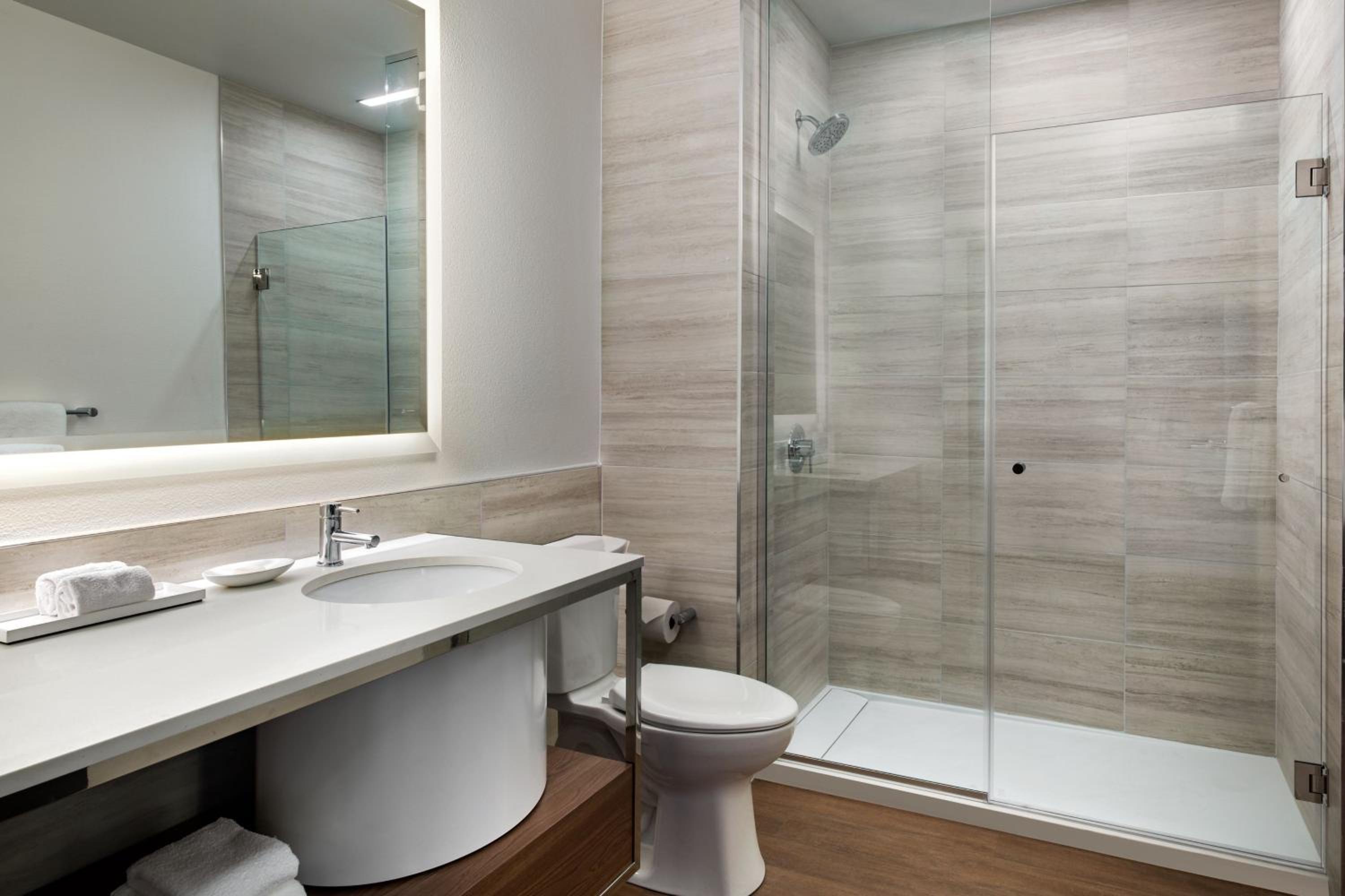 Standard King Room with City View - Photo 5