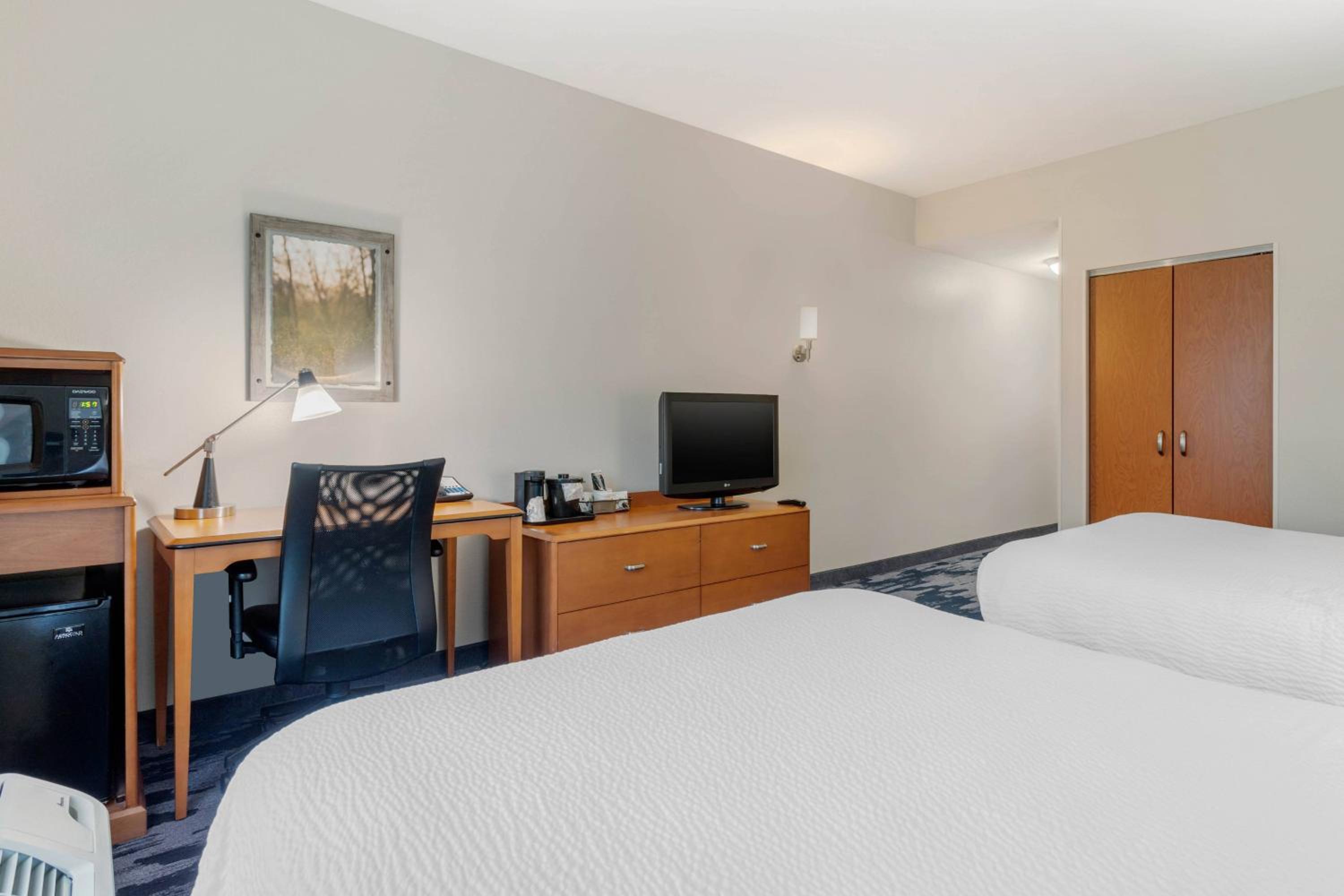 Queen Room with Two Queen Beds - Photo 2