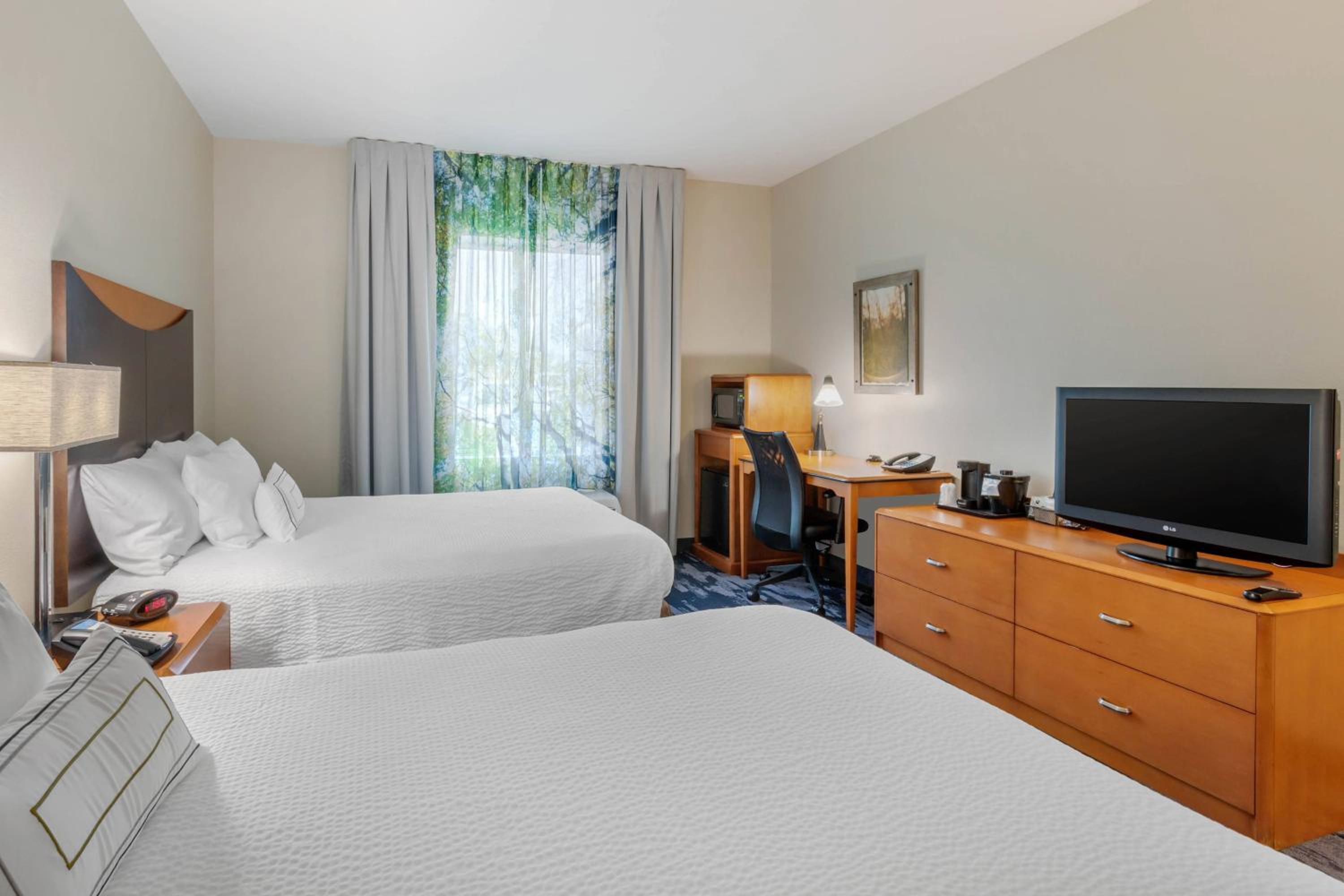 Queen Room with Two Queen Beds - Photo 3