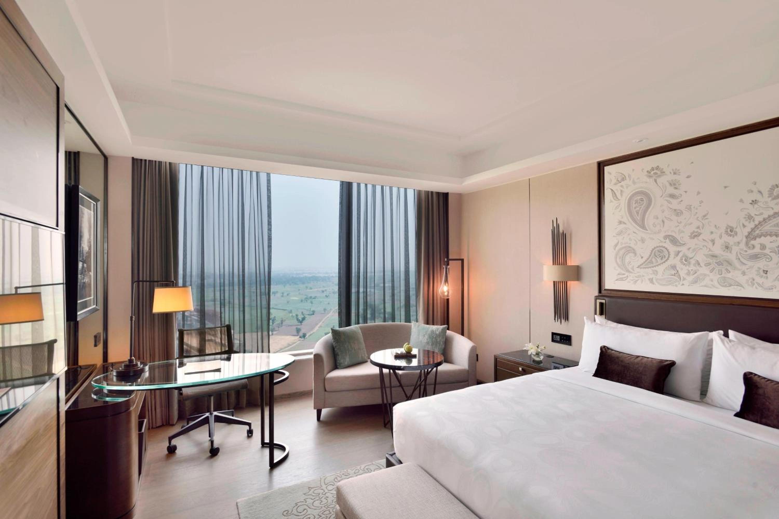 Deluxe Suite with Executive Lounge Access & Two way Airport Transfer