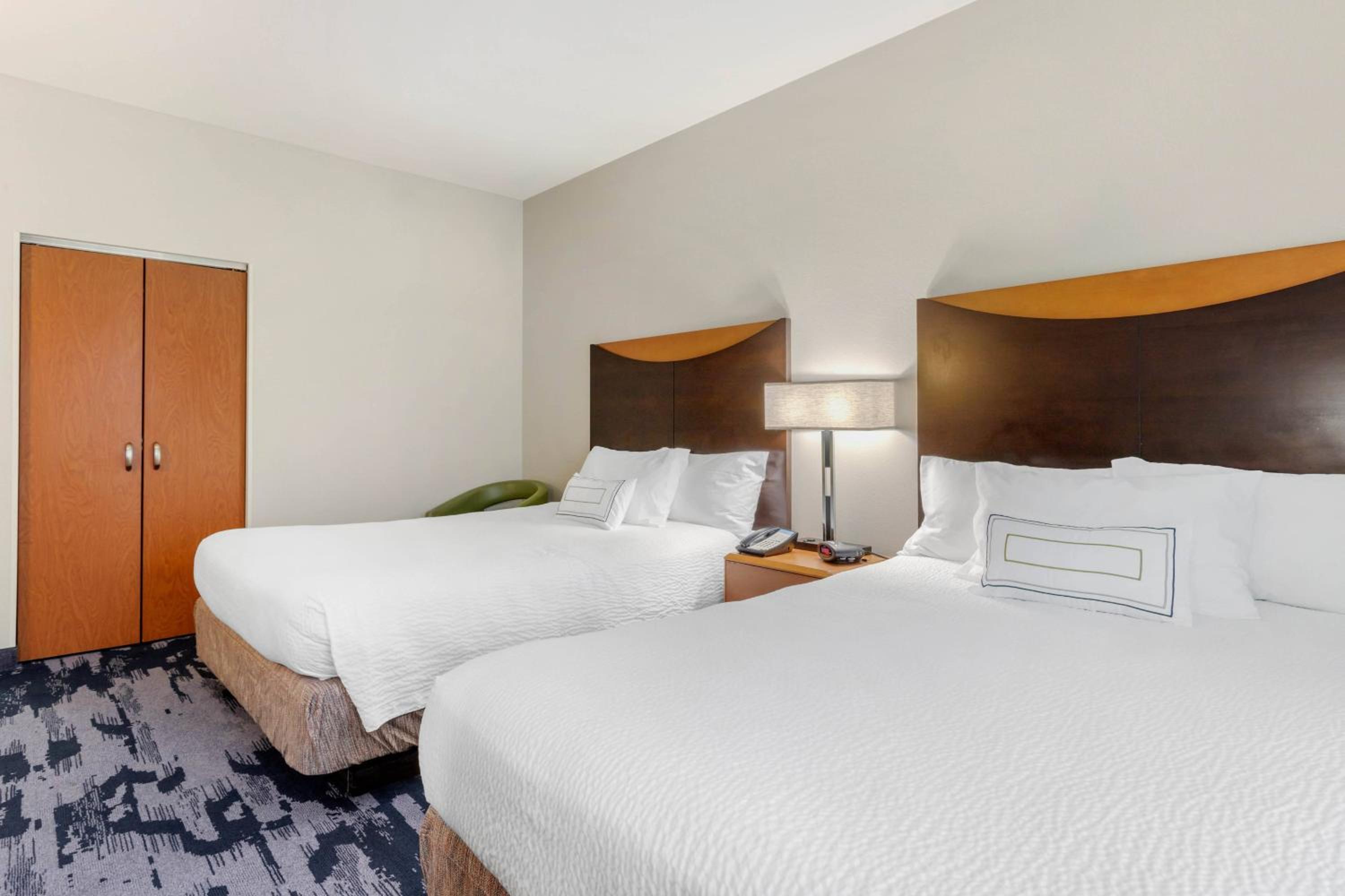 Queen Room with Two Queen Beds - Photo 4
