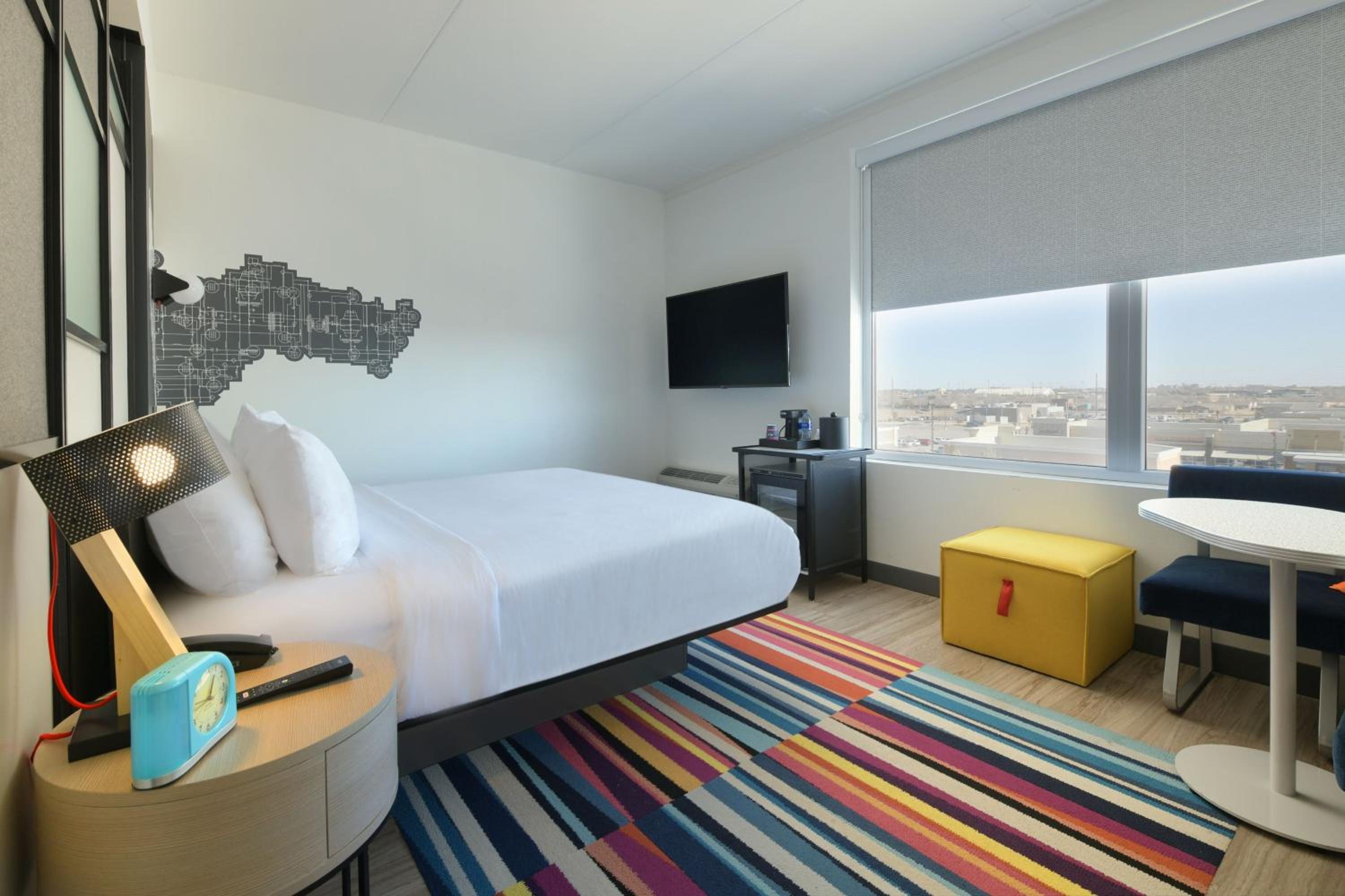 Aloft, Guest Room with 1 King - Photo 1