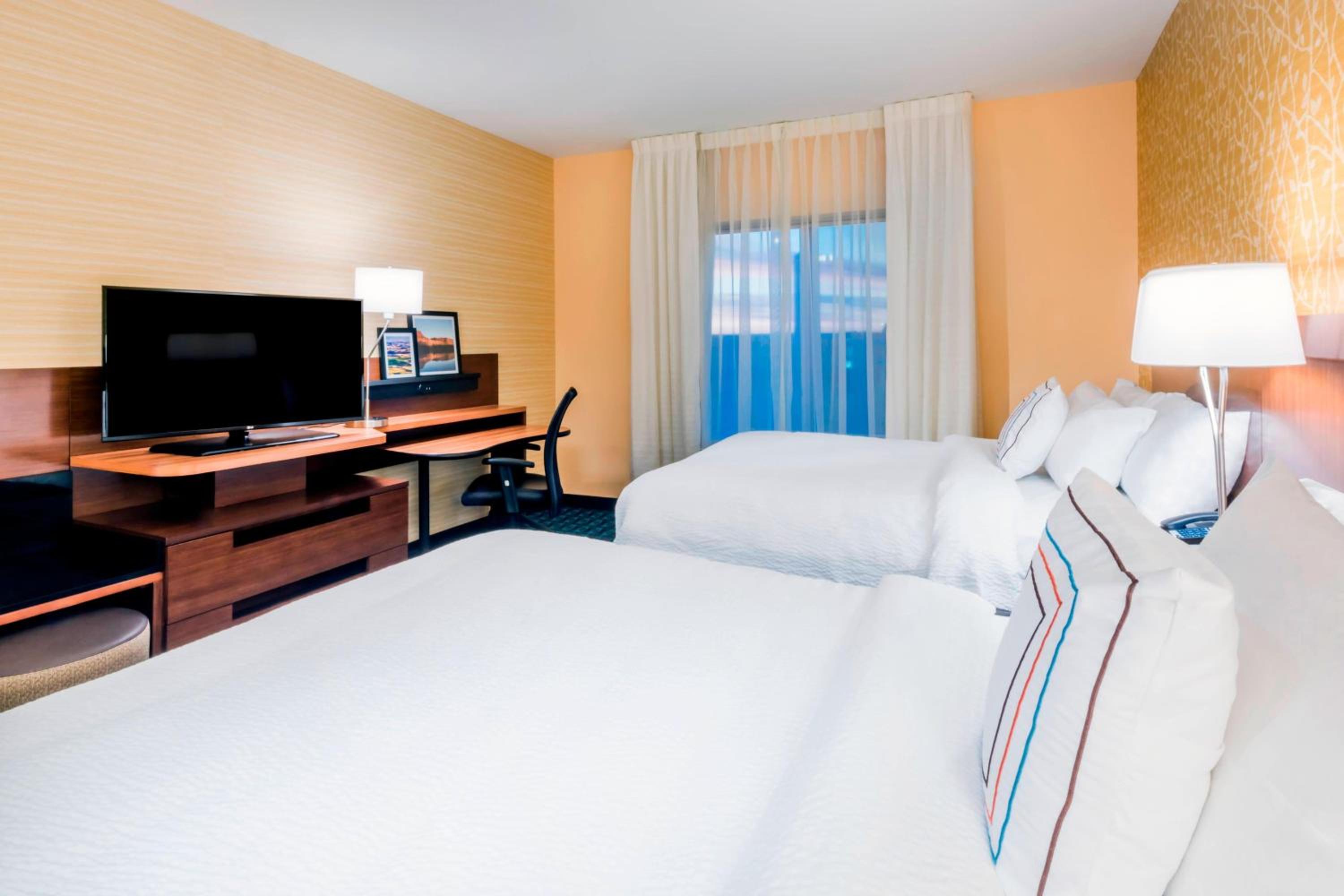 Queen Room with Two Queen Beds photo 2