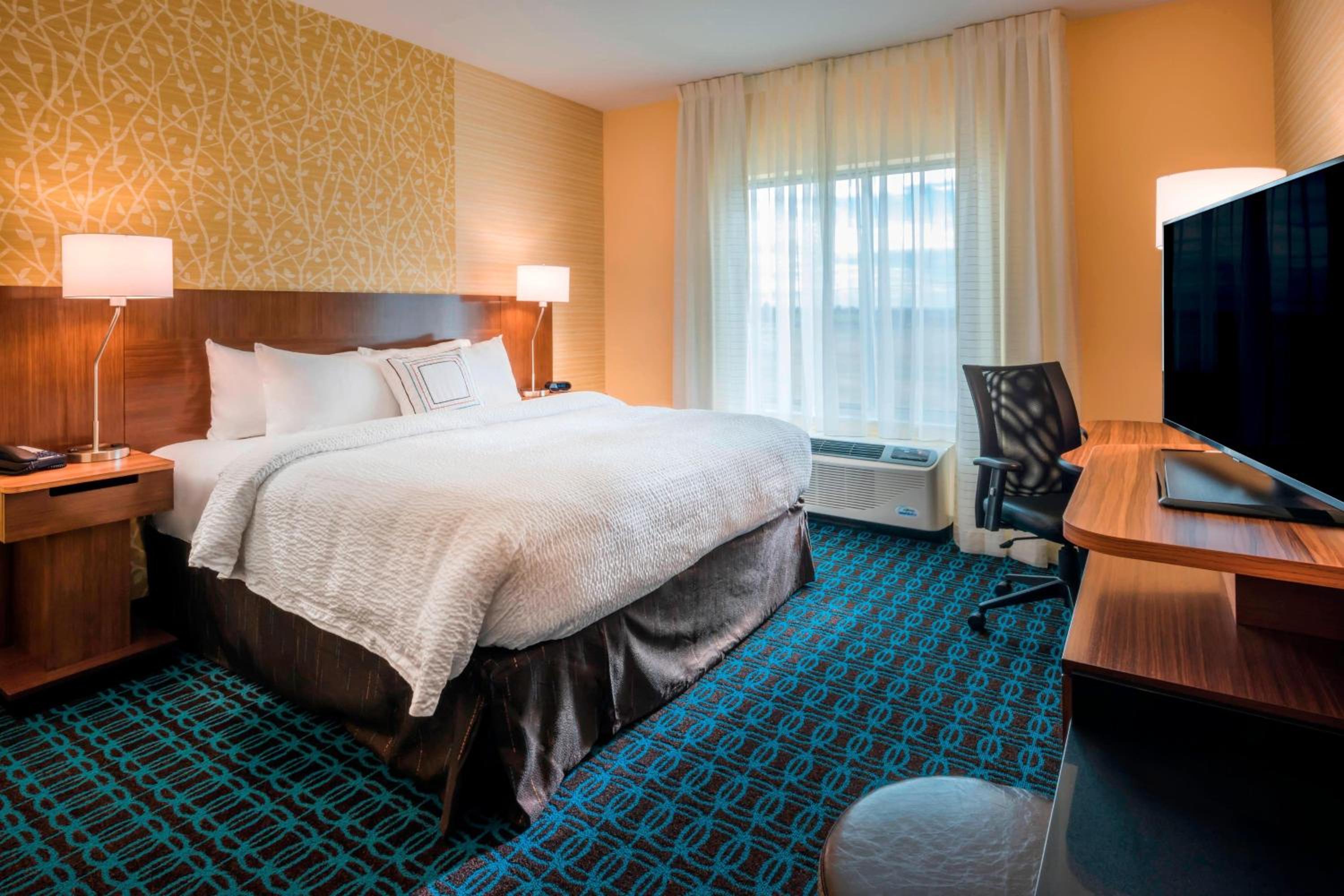 King Room with Bathtub and Roll-In Shower - Mobility Access/Hearing Accessible photo 1