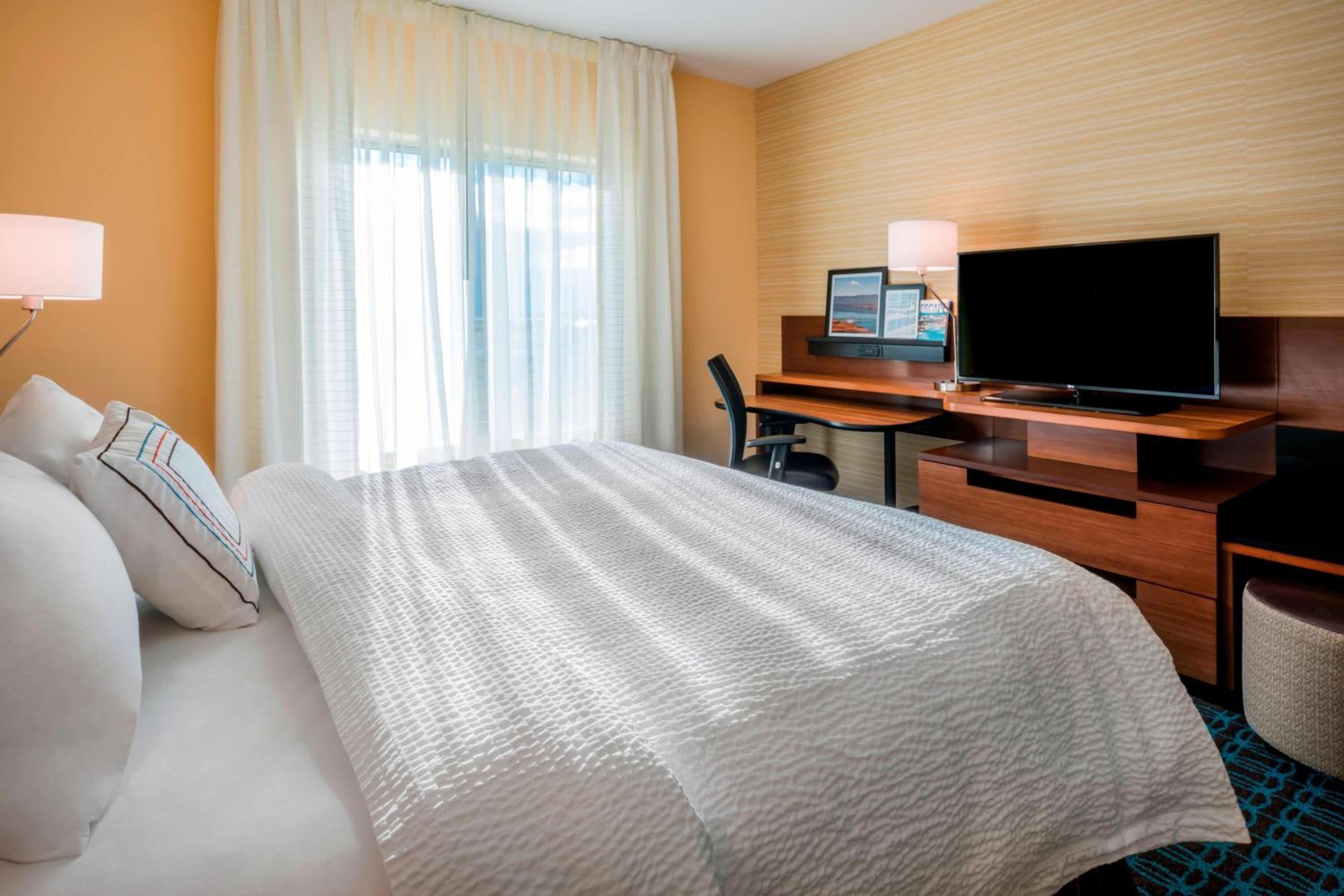 King Room with Bathtub and Roll-In Shower - Mobility Access/Hearing Accessible photo 2